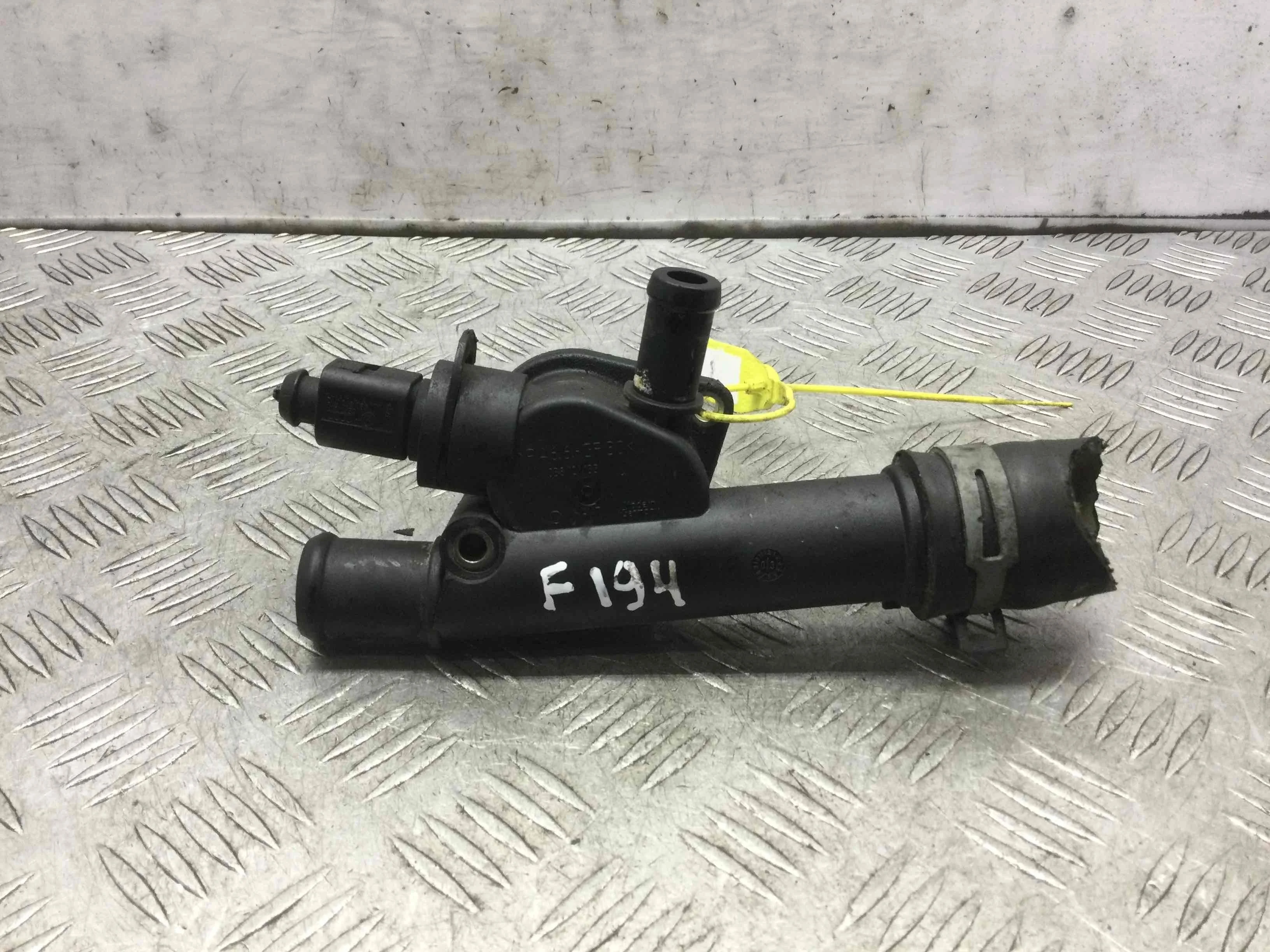 Фланец (тройник) системы охлаждения Volkswagen Golf 4 поколение (1997-2004) дизель 1.9 TDI Механика Х/б