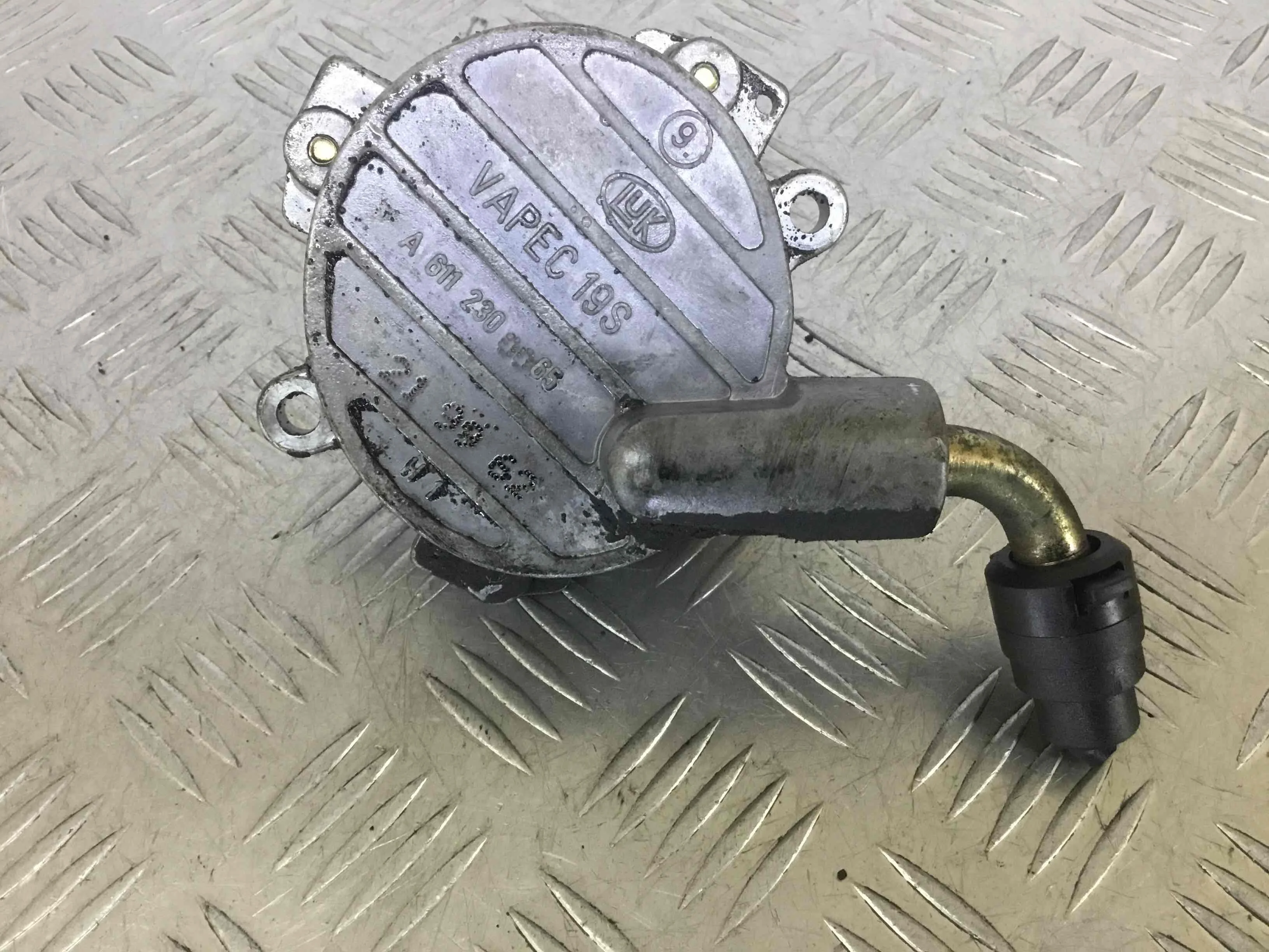 Насос вакуумный Mercedes C-klasse W202/S202 [рестайлинг] (1997-2001) дизель 2.2 CDI Механика Седан