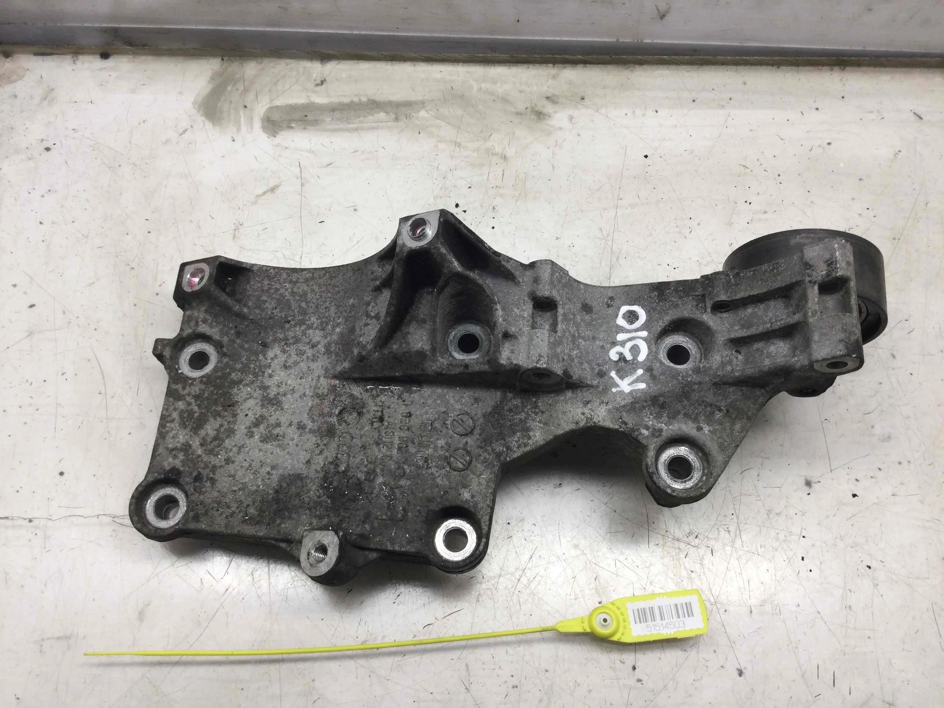 Кронштейн генератора Volkswagen Passat B6 (2005-2010) дизель 2.0 TDI Механика Седан