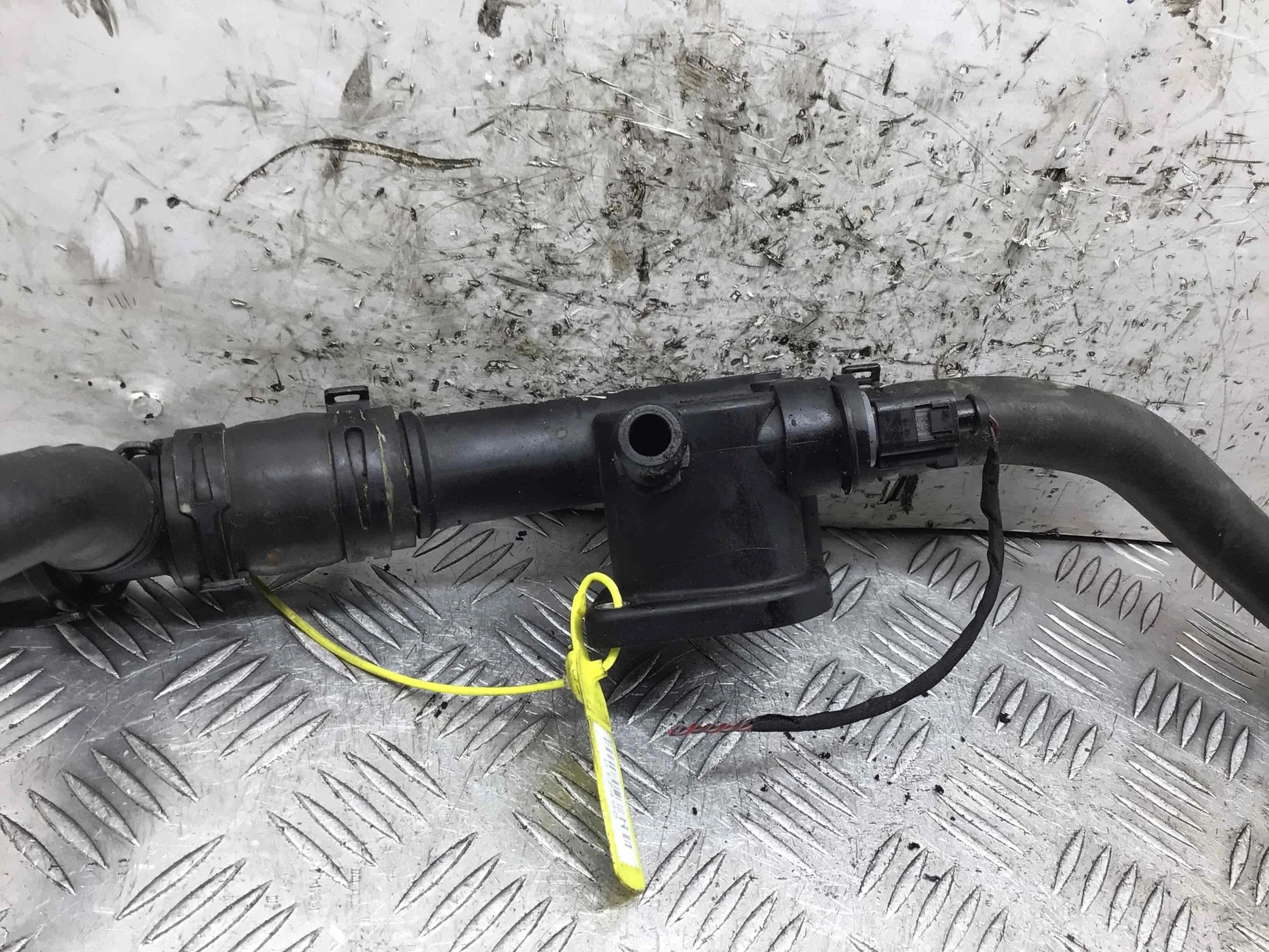 Фланец (тройник) системы охлаждения Volkswagen Golf 5 поколение (2004-2009) дизель 1.9 TDI DSG Х/б