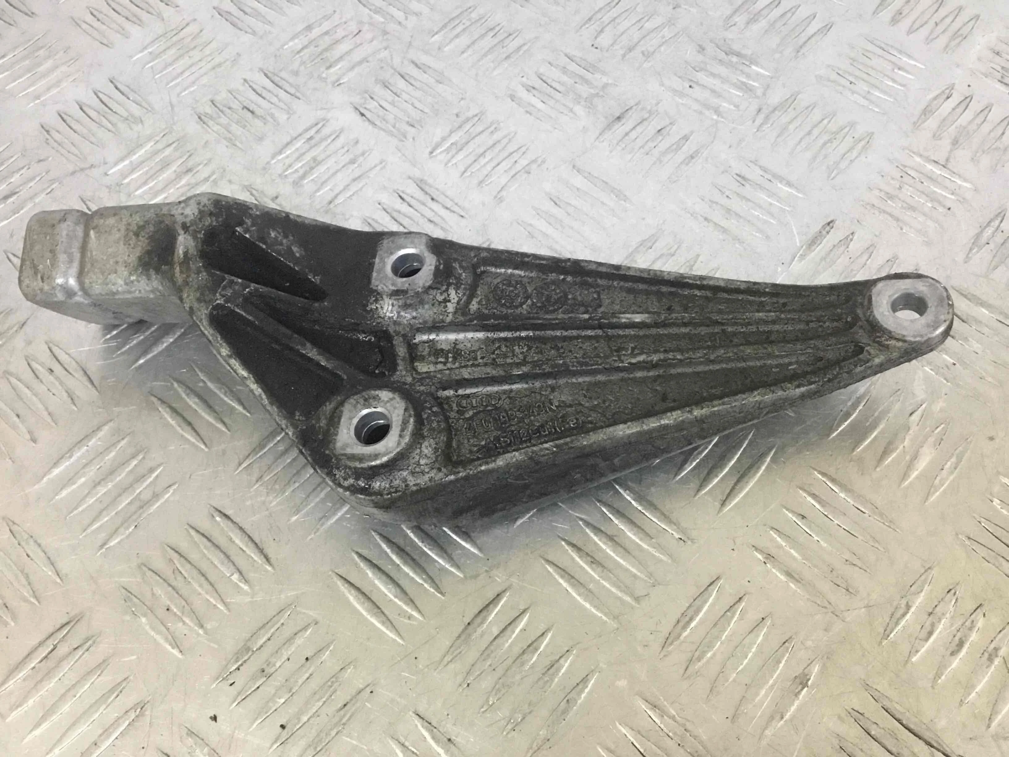 Кронштейн Audi A4 B7 (2004-2008) бензин 2.0 TFSI Механика Седан