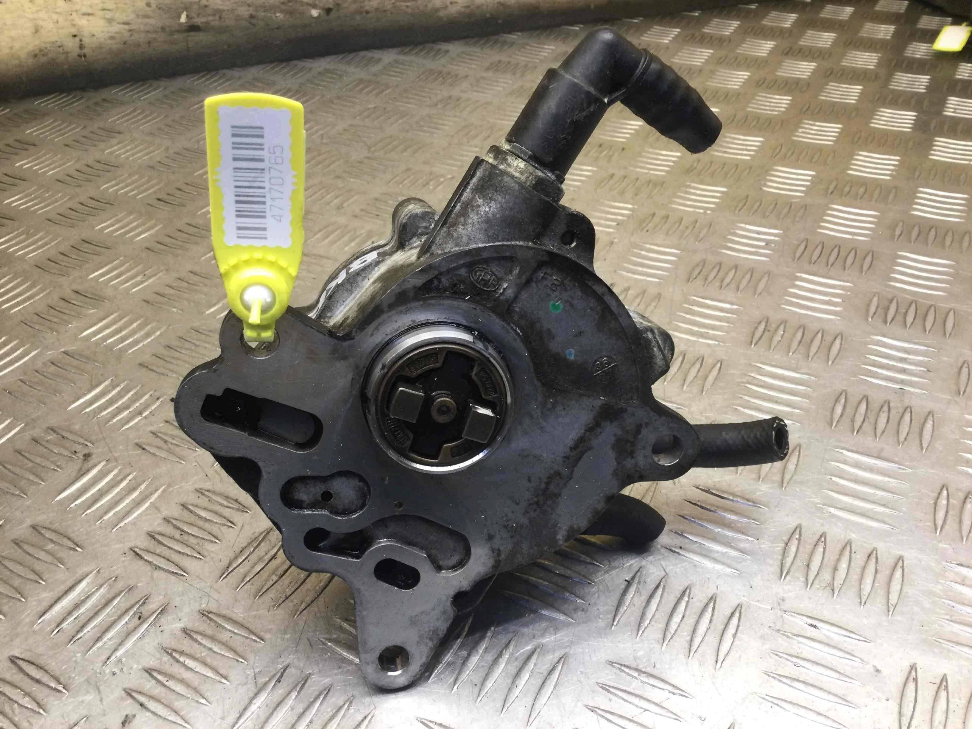 Насос вакуумный Volkswagen Passat B6 (2005-2010) дизель 2.0 TDI Механика Универсал