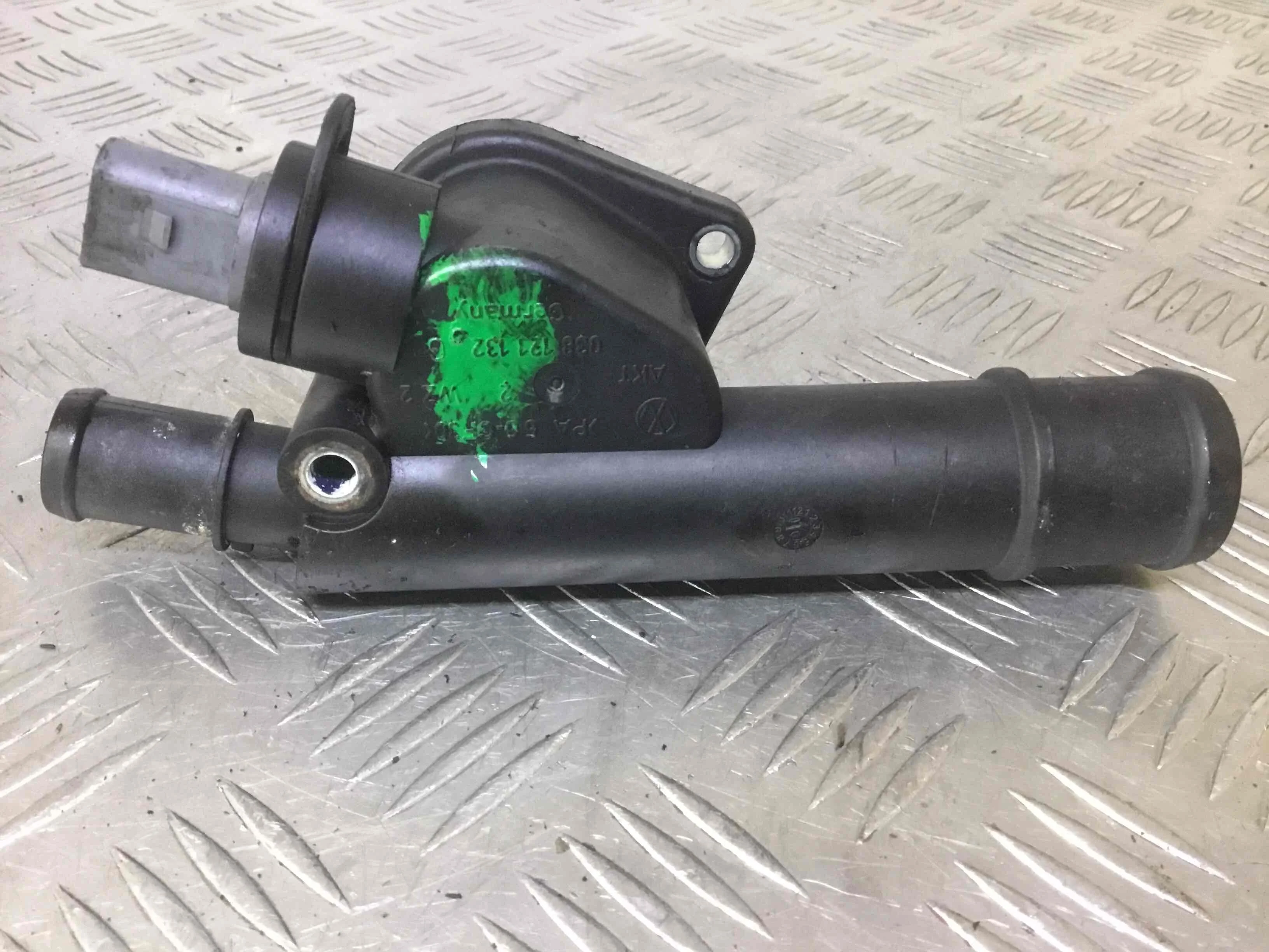 Фланец (тройник) системы охлаждения Volkswagen Passat B6 (2005-2010) дизель 2.0 TDI Механика Седан