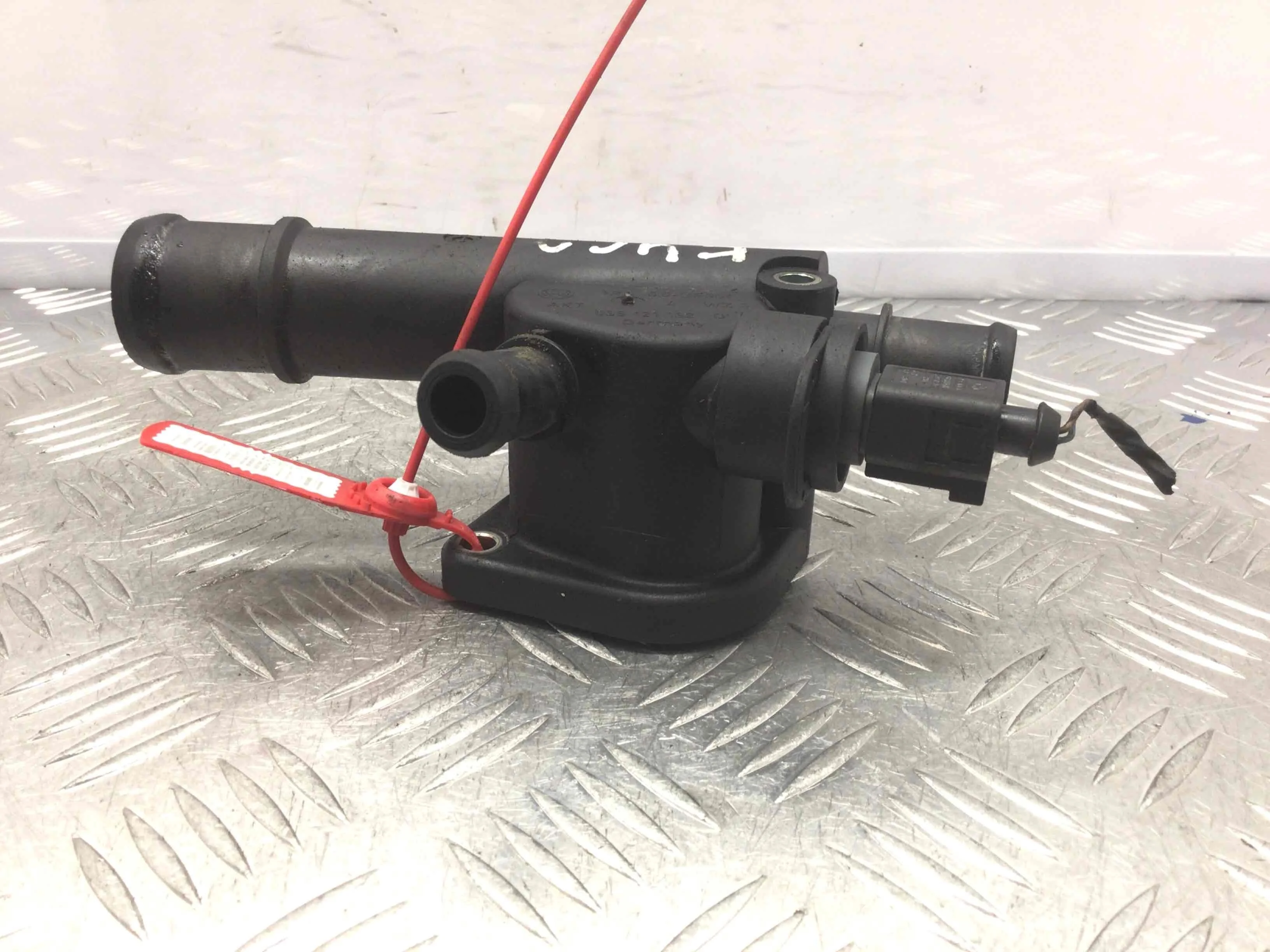 Фланец (тройник) системы охлаждения Volkswagen Polo 4 поколение (2001-2005) дизель 1.4 TDI Механика Фургон