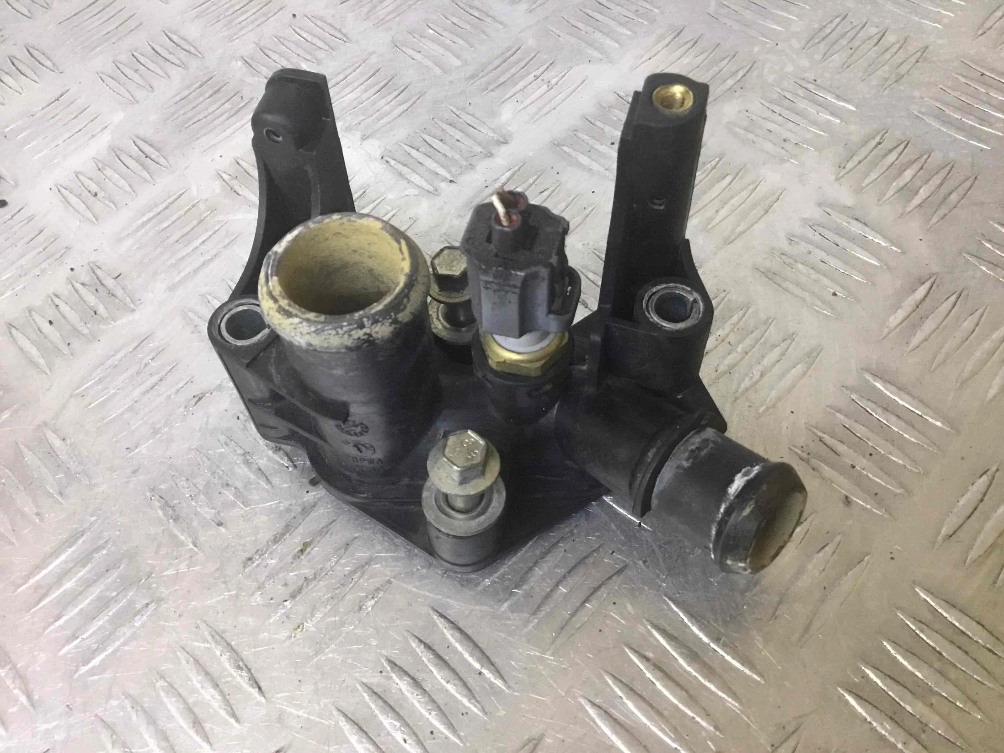 Фланец (тройник) системы охлаждения Ford Focus 2 поколение (2005-2008) бензин 1.6  Автомат Седан