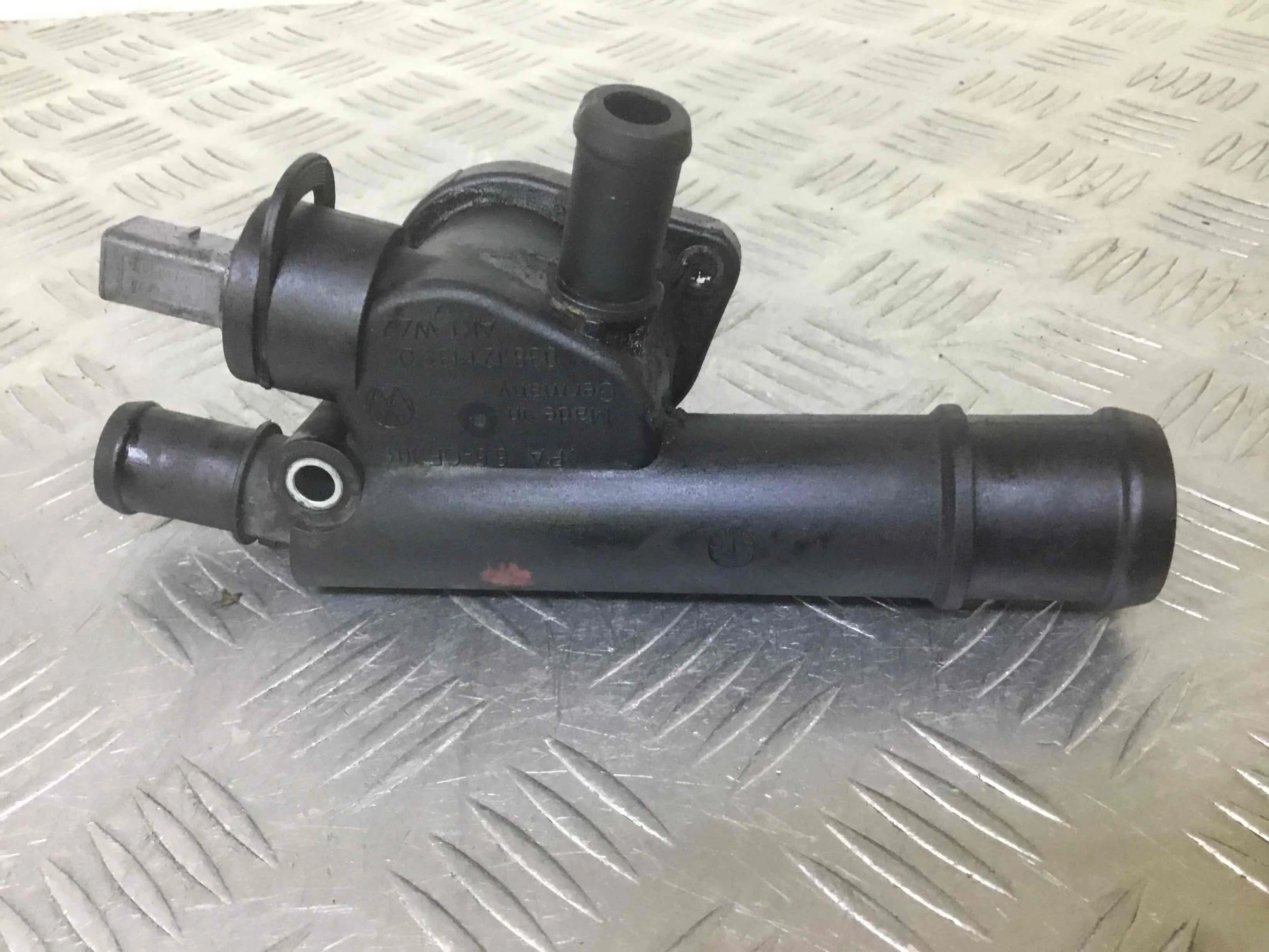 Фланец (тройник) системы охлаждения Volkswagen Golf Plus 1 поколение (2005-2009) дизель 1.9 TDI Механика Седан