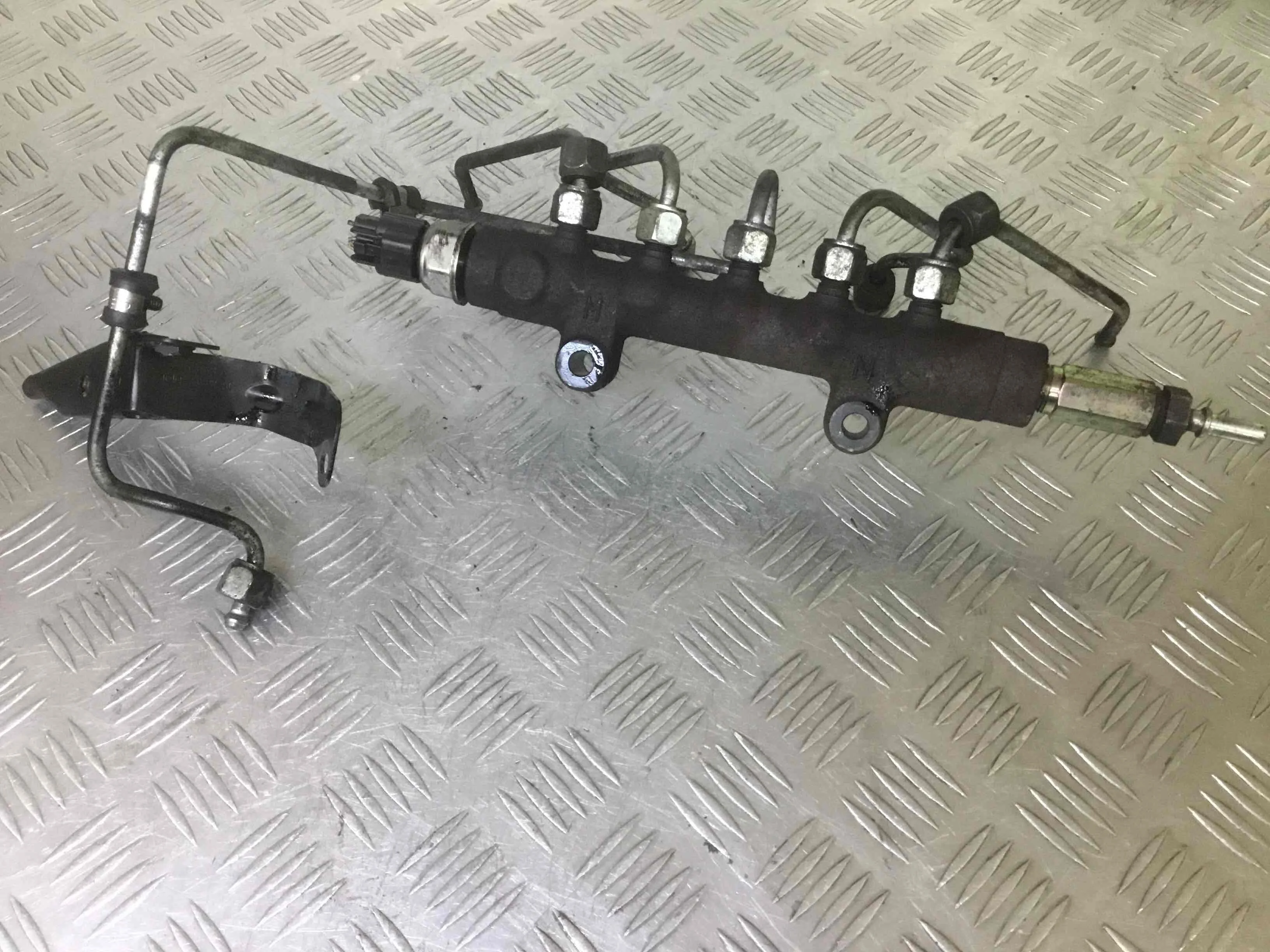 Топливная рампа Ford Transit 3 поколение [рестайлинг] (2006-2013) дизель 2.4 TDI Механика Микроавтобус