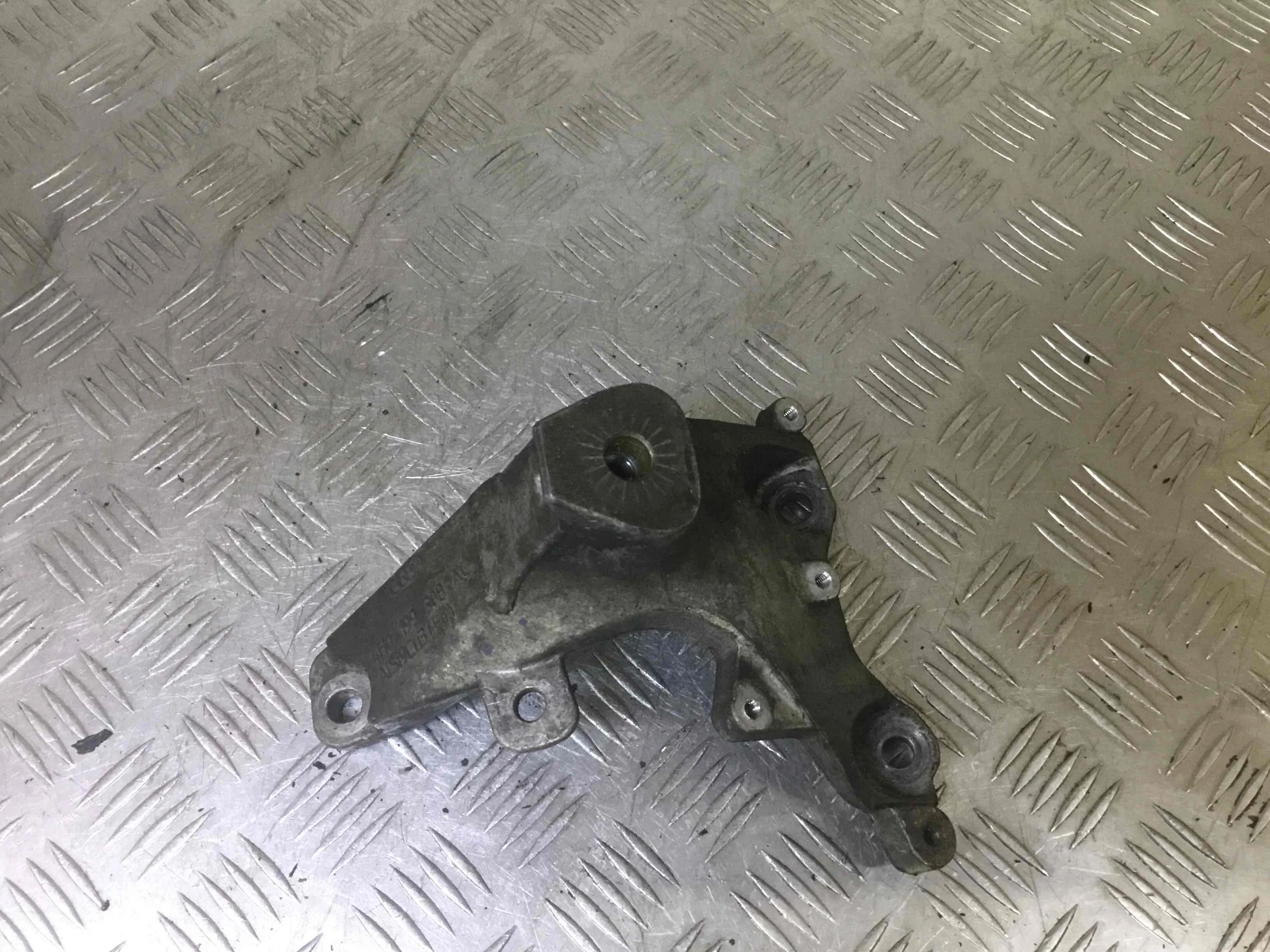 Кронштейн двигателя Audi A8 A8 D4 (4H2) 2009 - 2018 бензин 4.2 FSI Автомат Седан