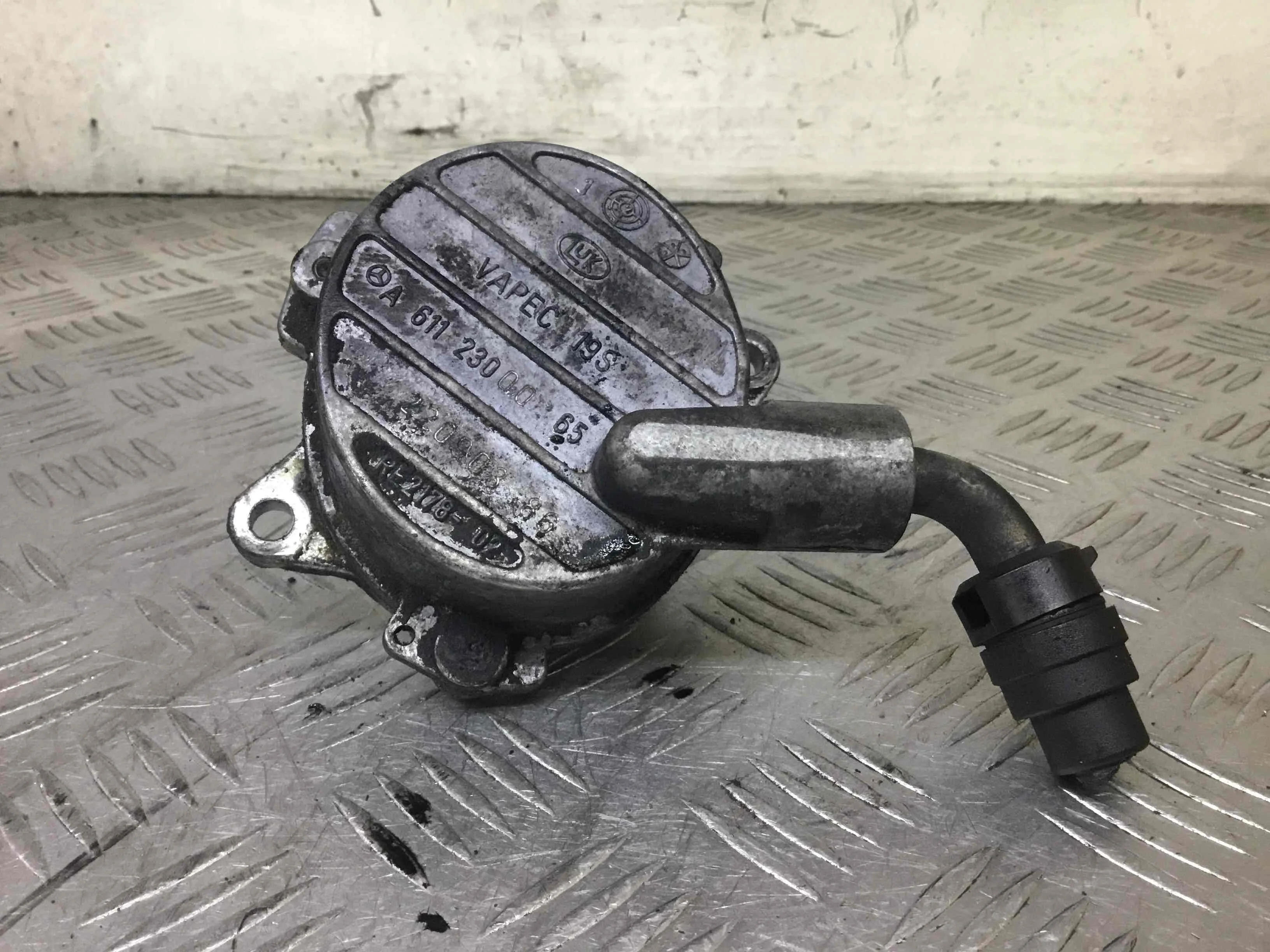 Насос вакуумный Mercedes C-klasse W203/S203/CL203 [рестайлинг] (2004-2007) дизель 2.7 CDI Автомат Седан