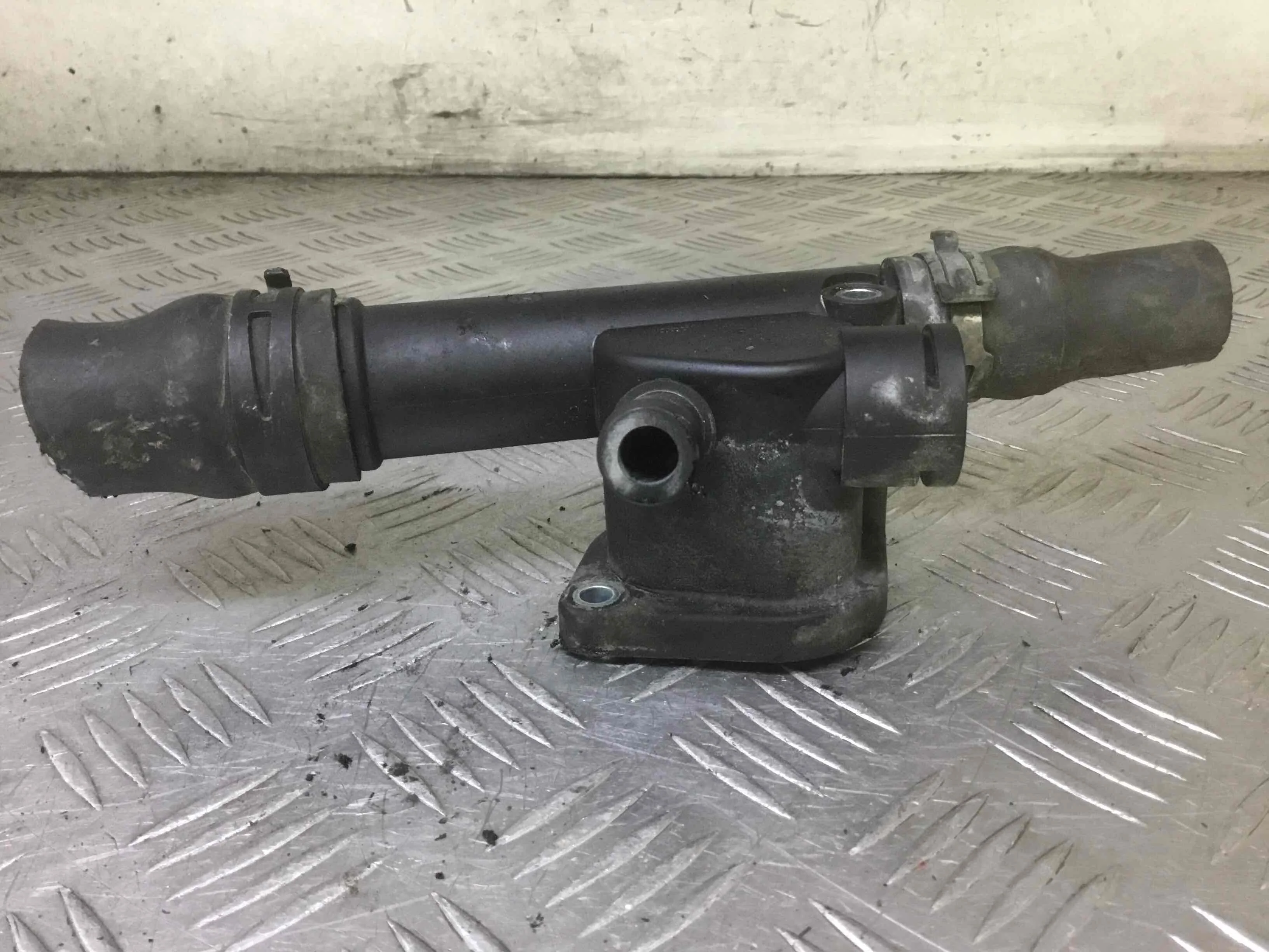 Фланец (тройник) системы охлаждения Volkswagen Transporter T5 2003 - 2009 дизель 1.9 TDI Механика Микроавтобус