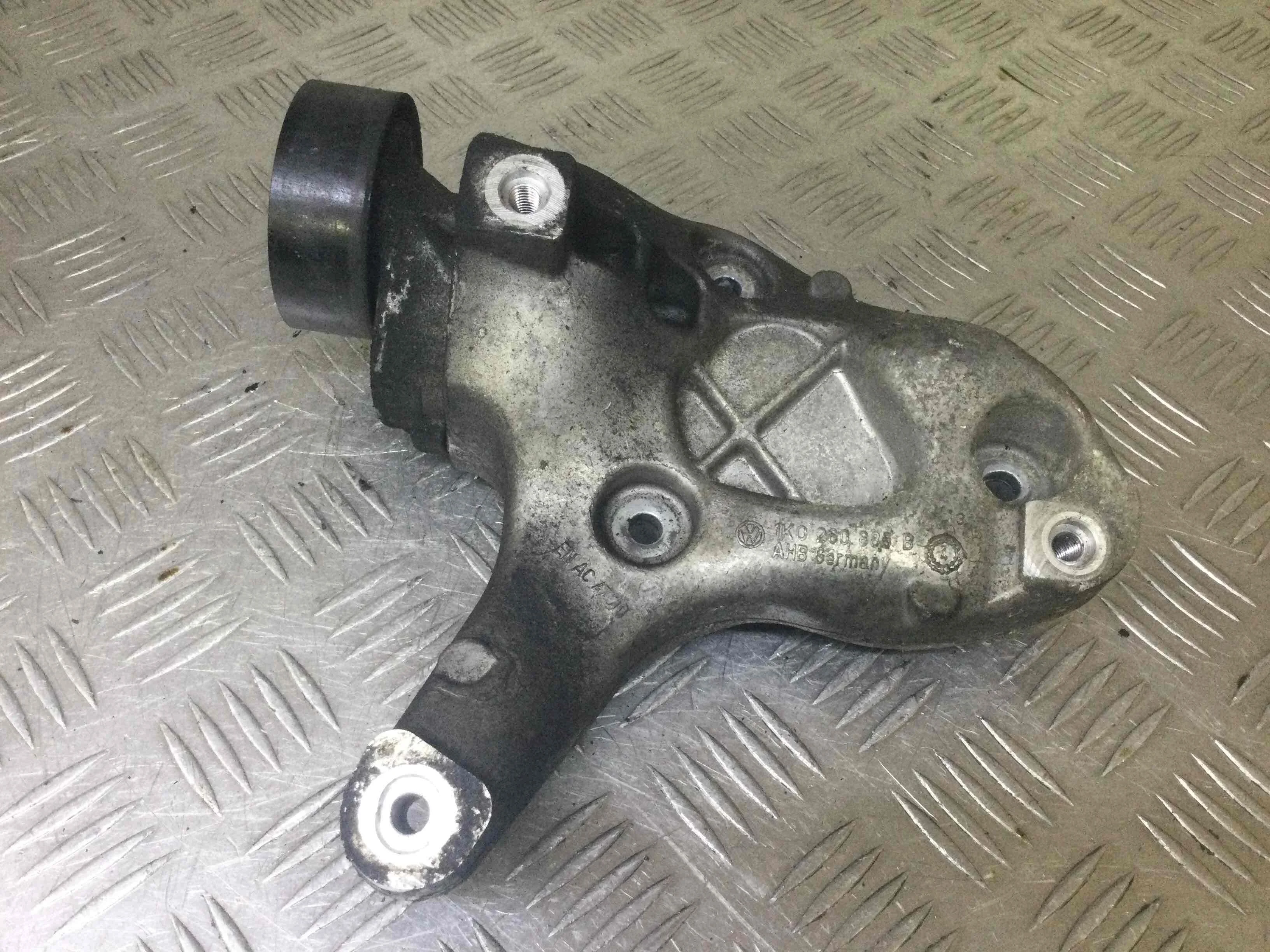 Кронштейн компрессора кондиционера Audi A3 8P (2003-2005) бензин 1.6 FSI Механика Х/б