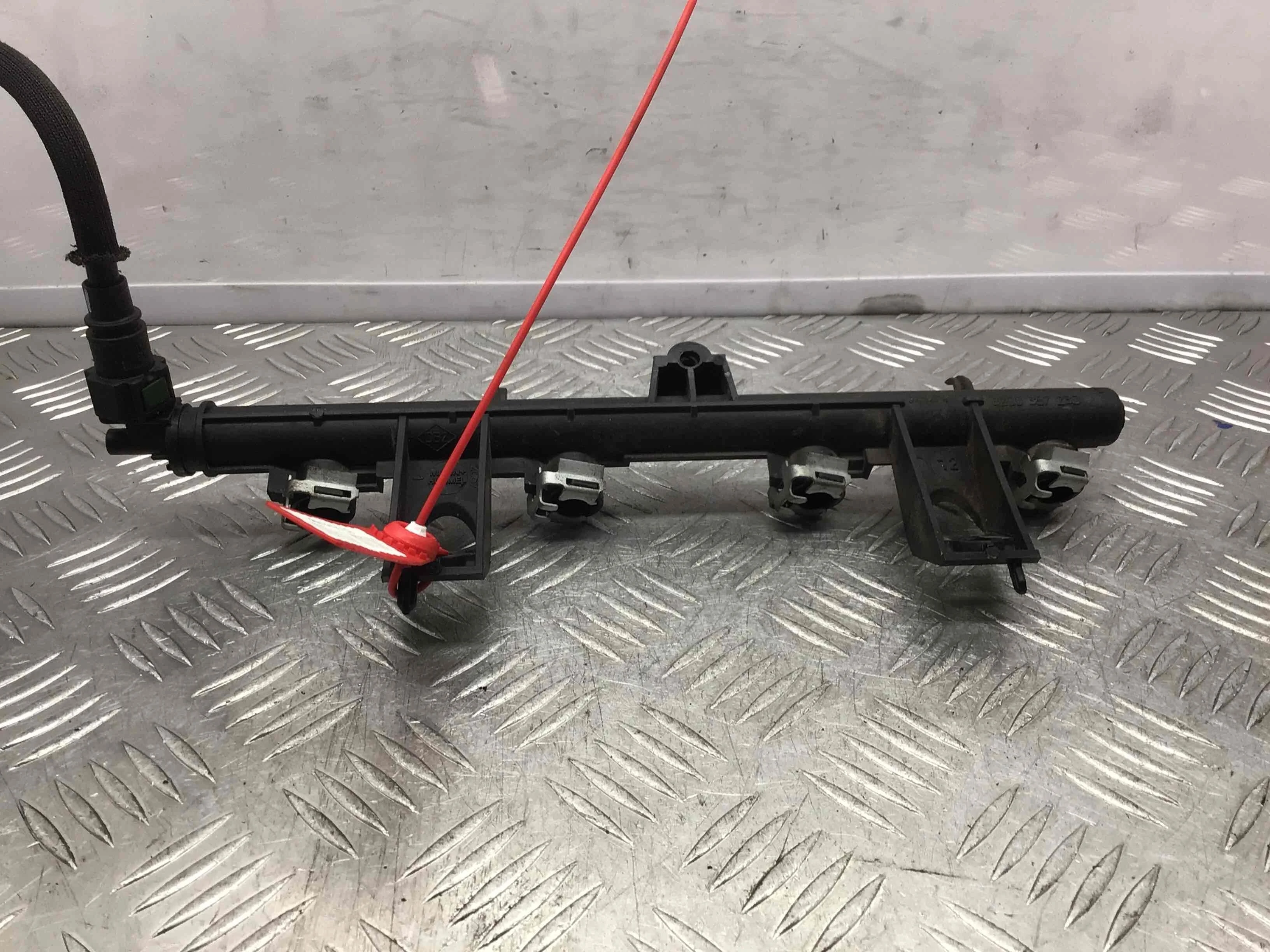 Топливная рампа Renault Logan Logan II (L8,K8) 2012 - наст. время бензин 1.2 i Механика Седан