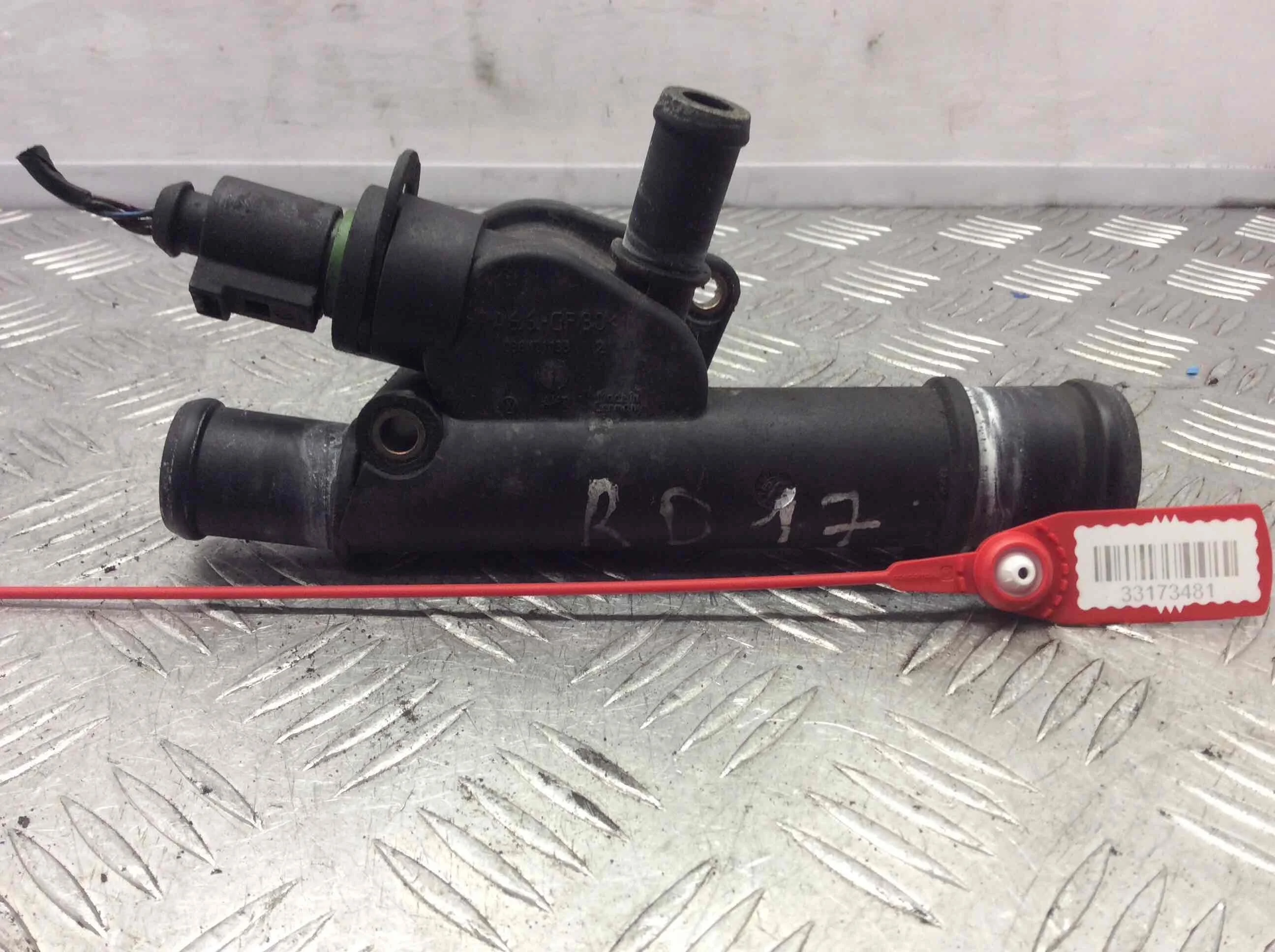 Фланец (тройник) системы охлаждения Volkswagen Golf 4 поколение (1997-2004) дизель 1.9 DTI Механика Х/б