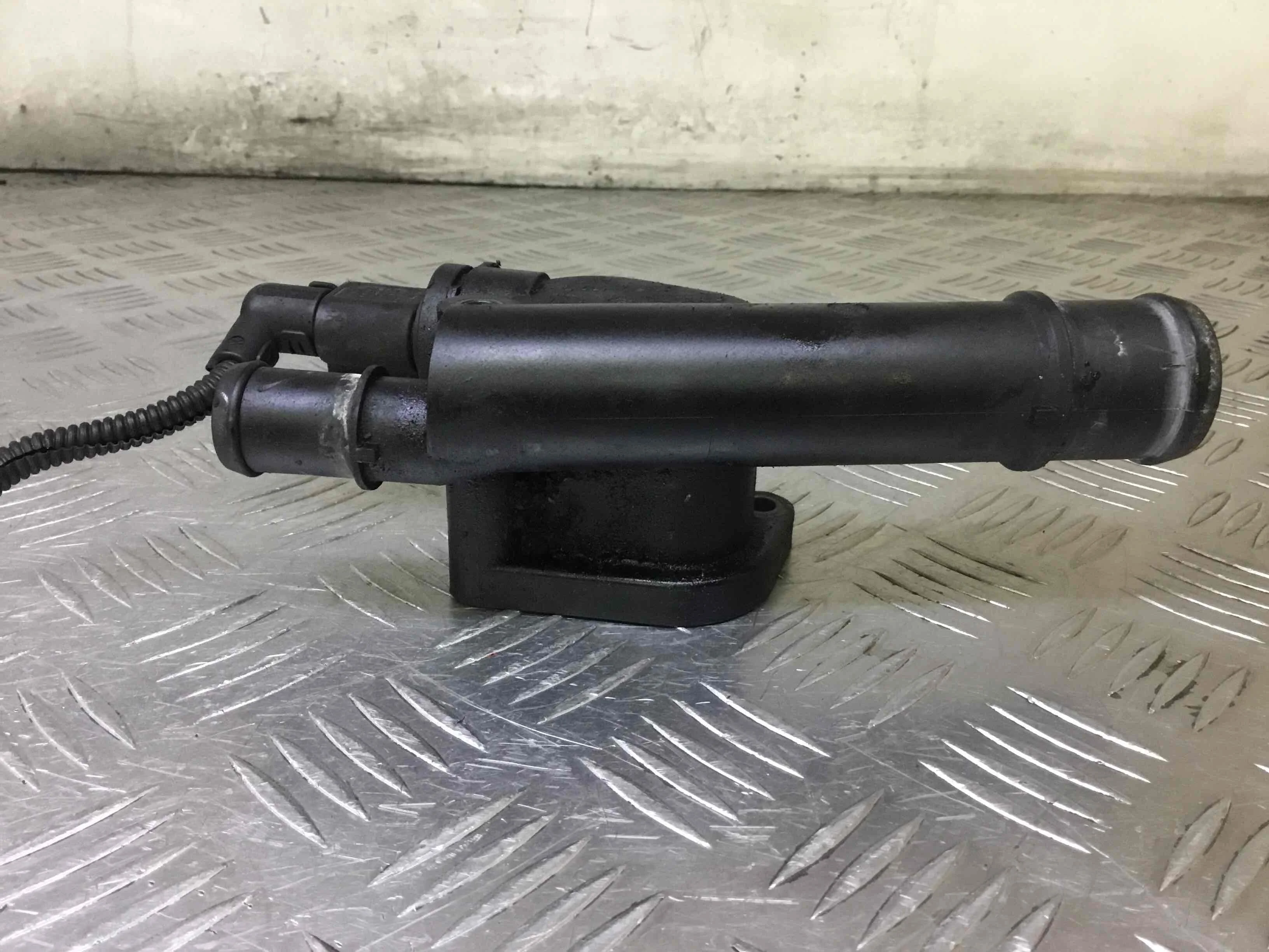 Фланец (тройник) системы охлаждения Volkswagen Touran 1 поколение (2003-2006) дизель 2.0 TDI Механика Минивэн