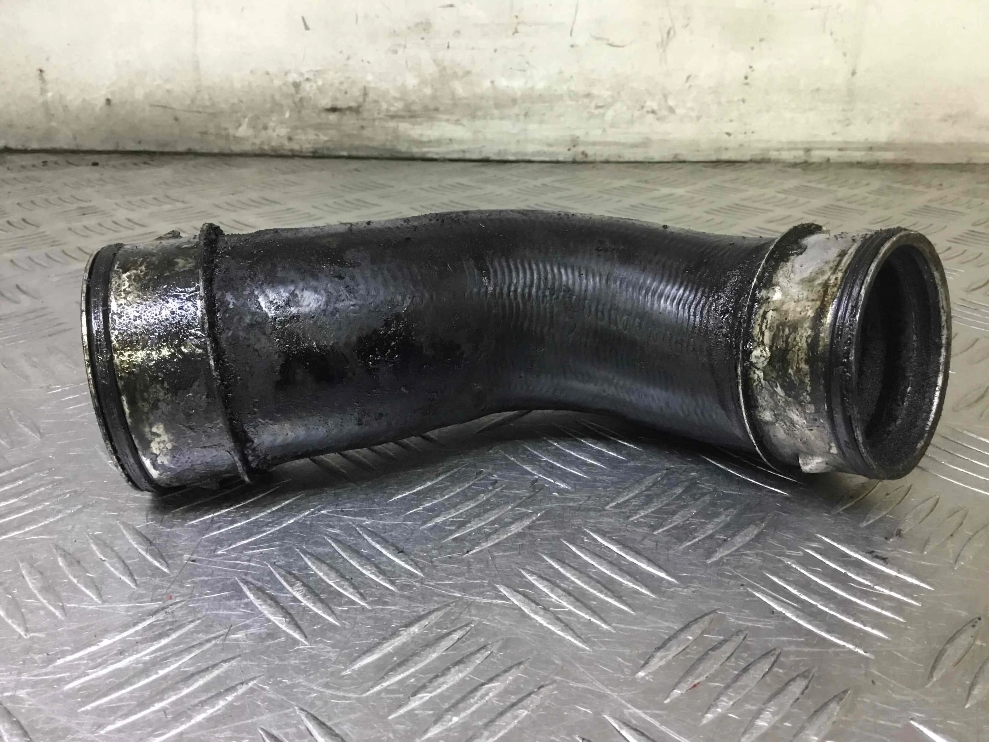 Патрубок интеркулера Volkswagen Touran 1 поколение (2003-2006) дизель 2.0 TDI Механика Минивэн