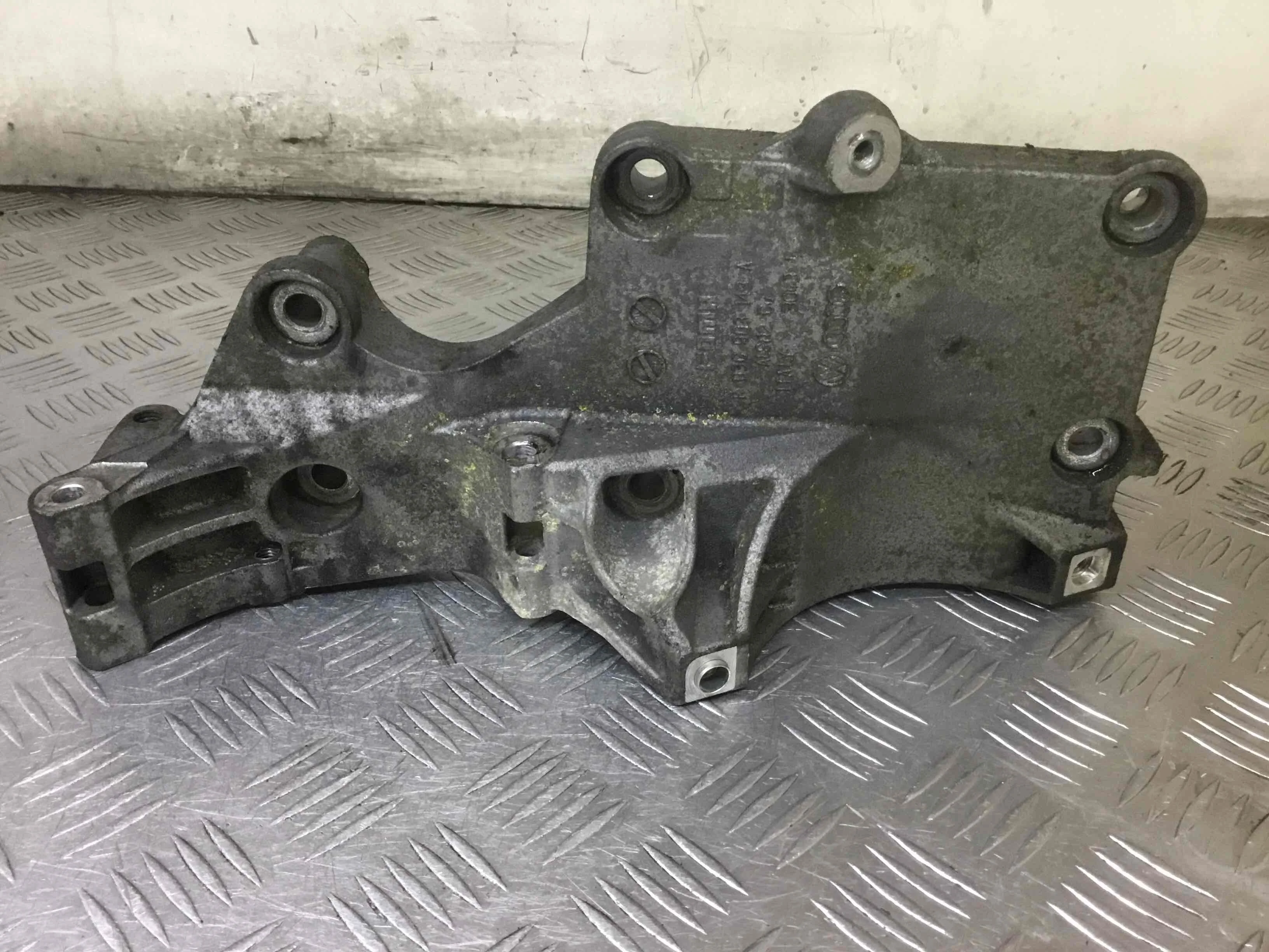 Кронштейн генератора Volkswagen Passat B6 (2005-2010) дизель 2.0 TDI Механика Универсал