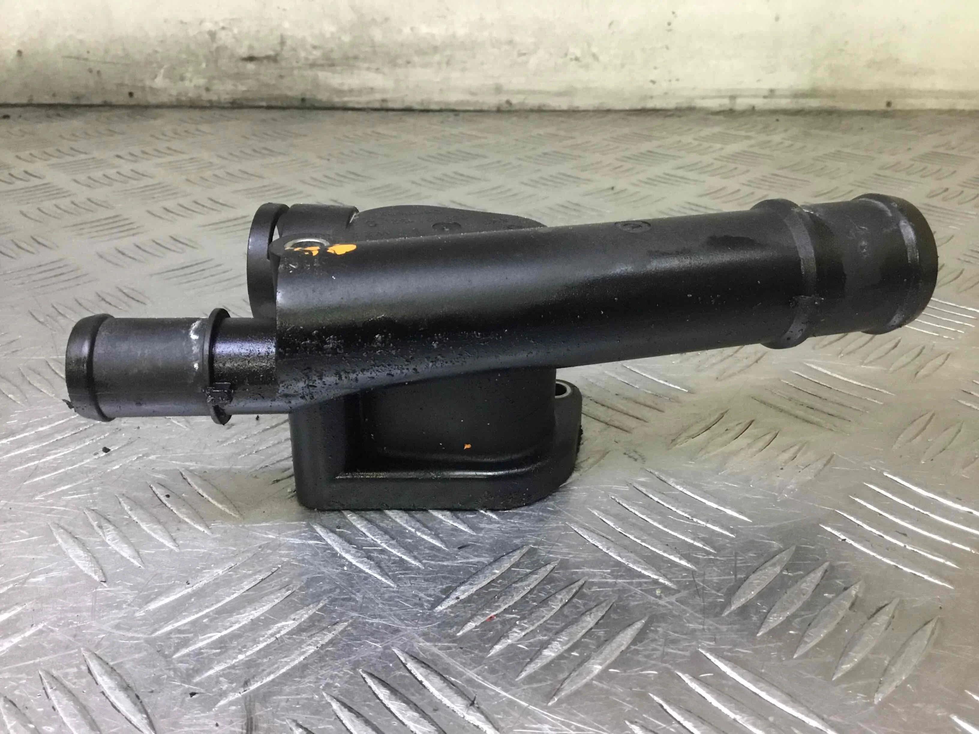 Фланец (тройник) системы охлаждения Volkswagen Passat B6 (2005-2010) дизель 2.0 TDI Механика Универсал