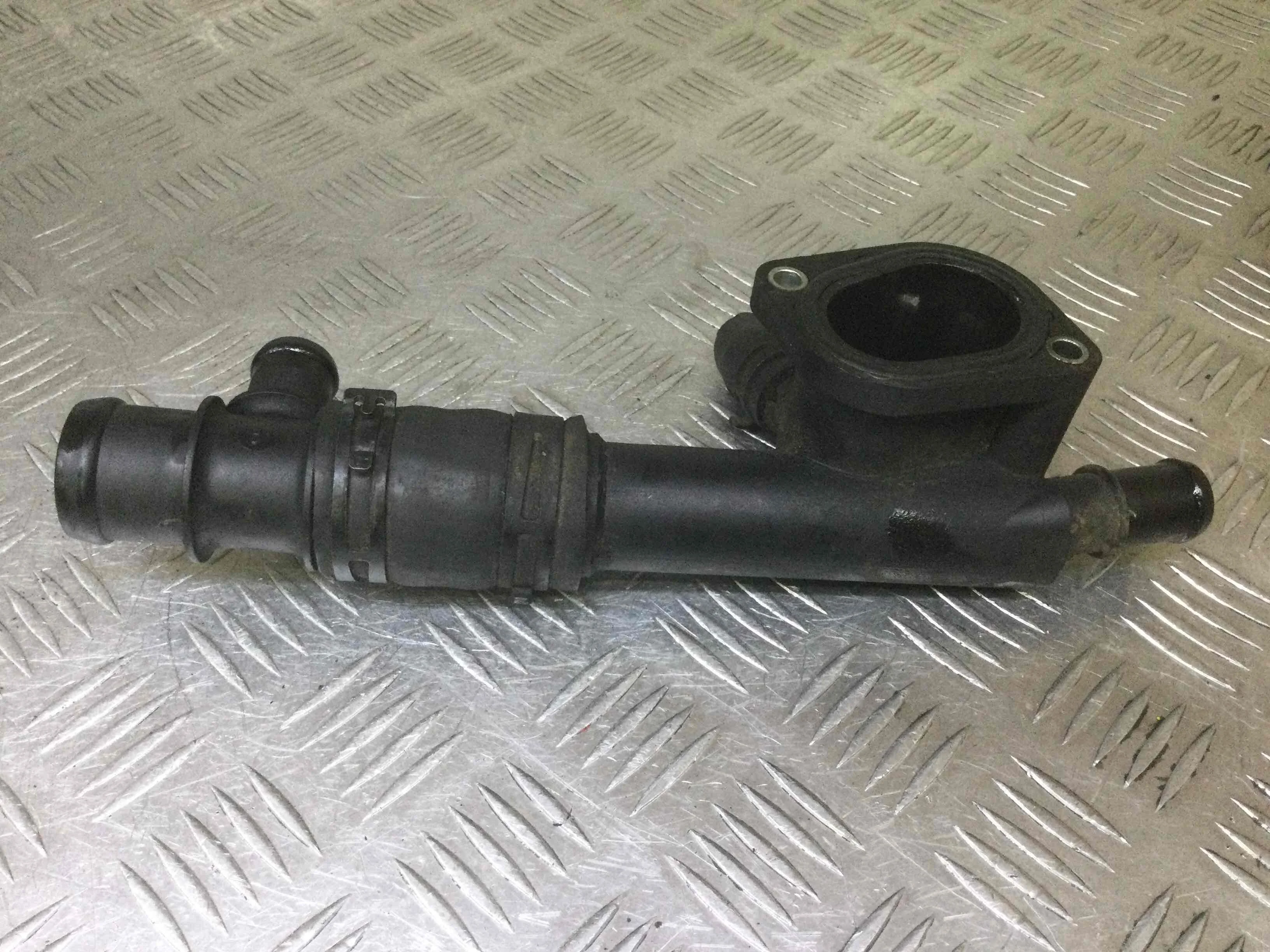 Фланец (тройник) системы охлаждения Volkswagen Passat B5+ [рестайлинг] (2000-2005) дизель 1.9 TDI DSG Х/б