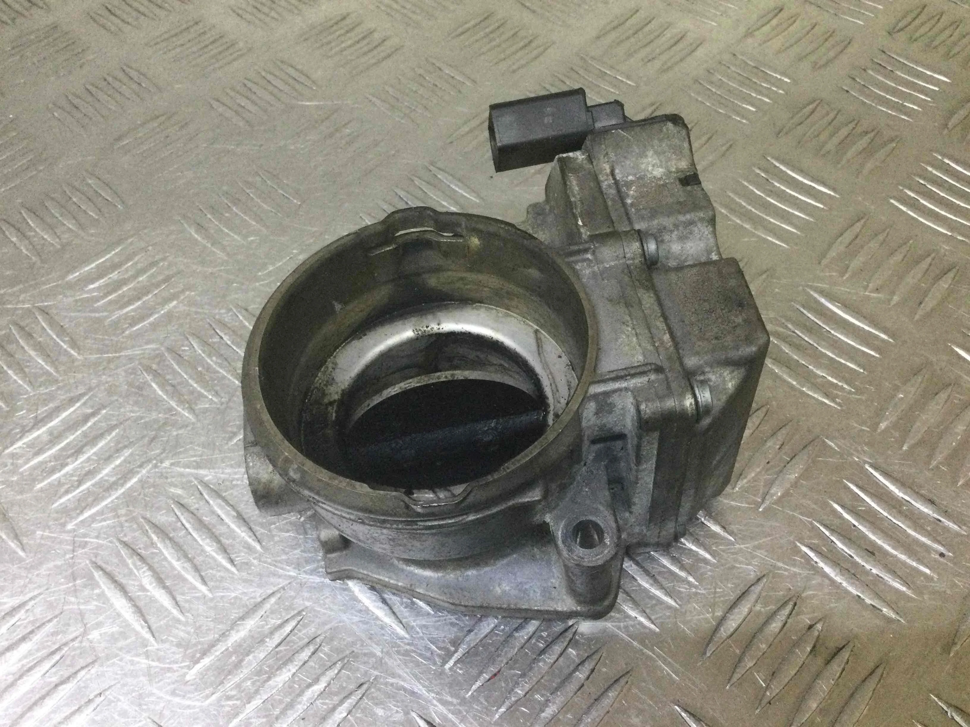 Заслонка дроссельная Volkswagen Passat B5+ [рестайлинг] (2000-2005) дизель 1.9 TDI DSG Х/б