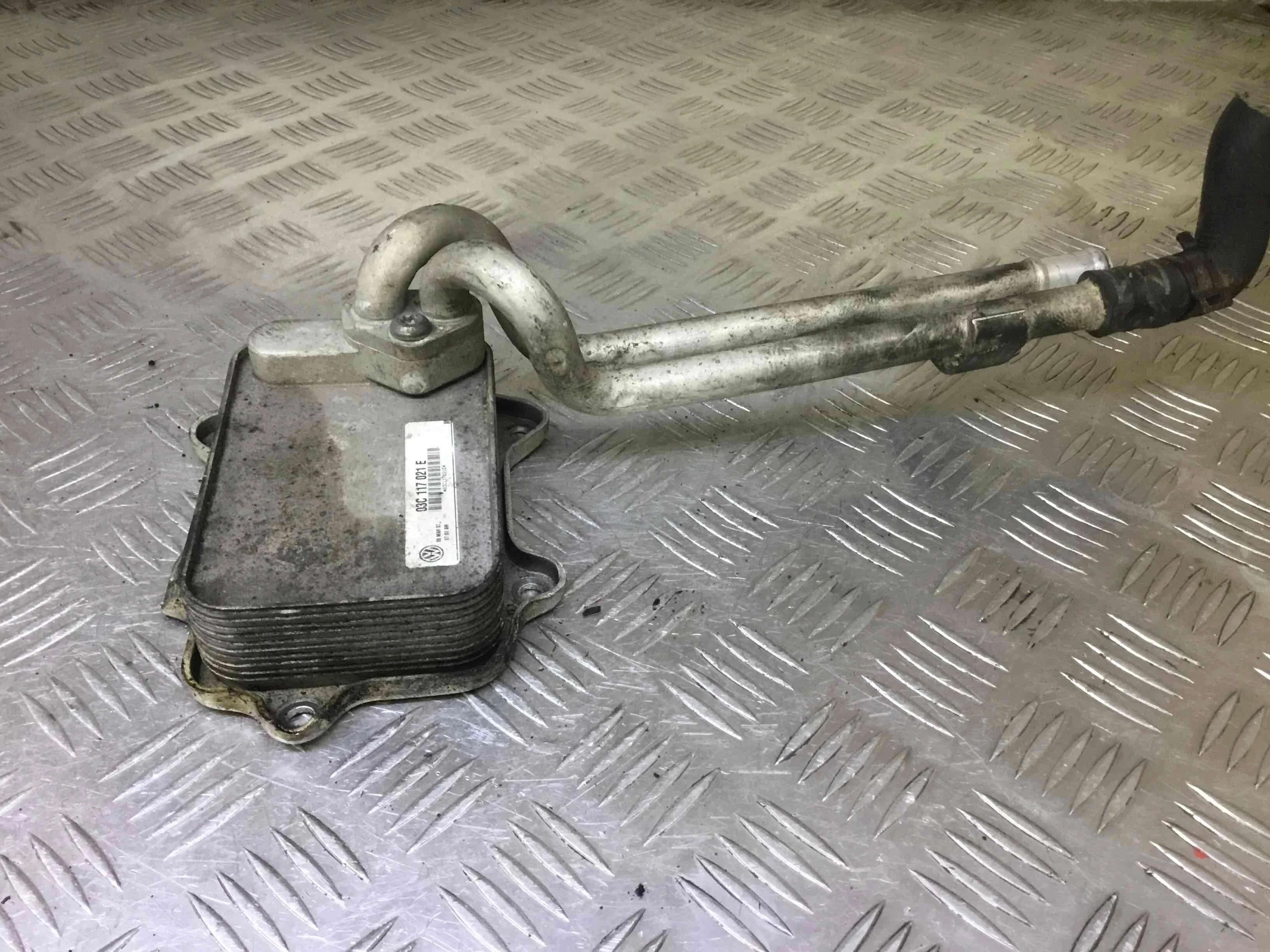 Радиатор масляный Volkswagen Golf 5 поколение (2004-2009) бензин 1.6 FSI Механика Х/б