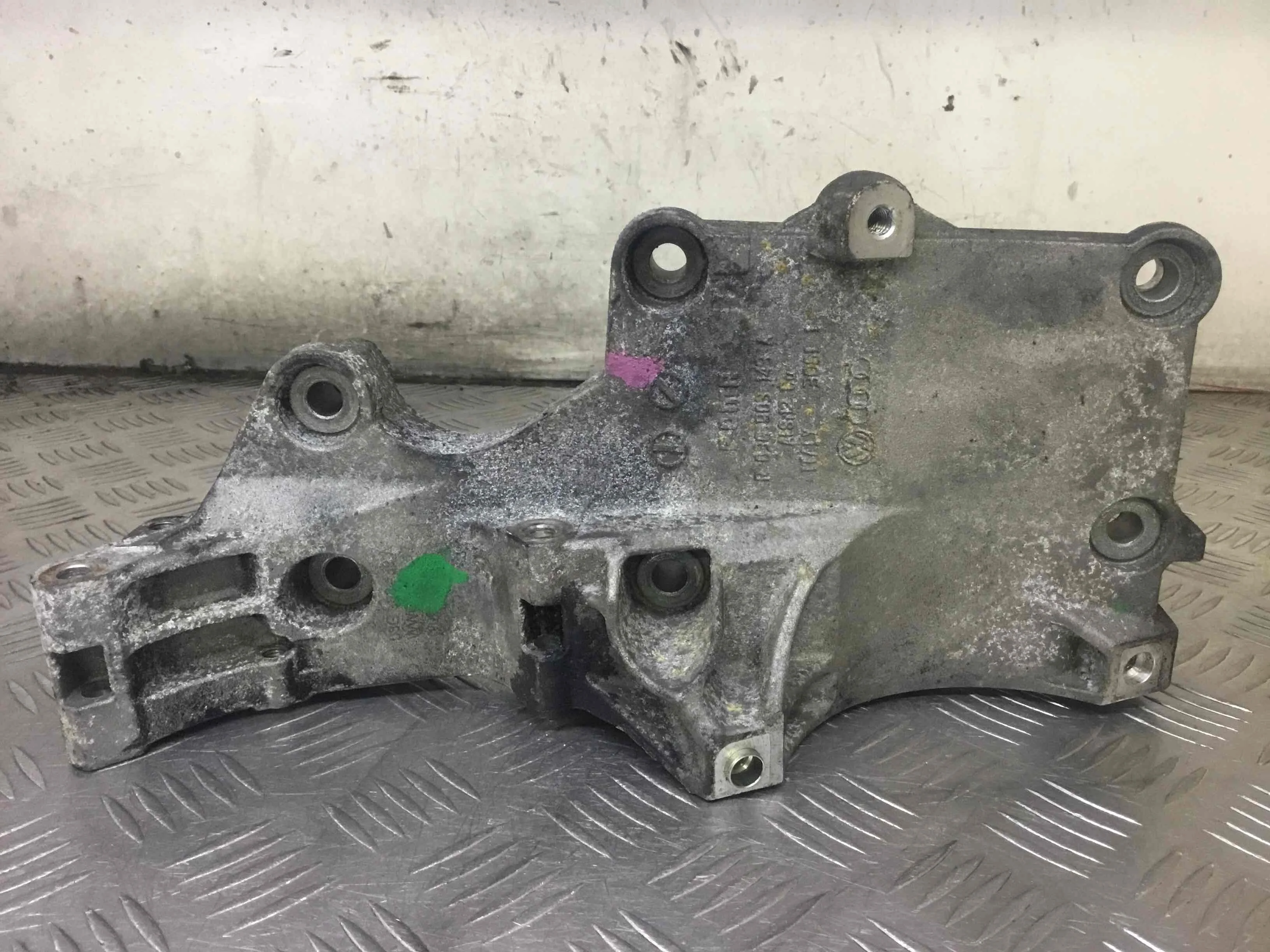 Кронштейн генератора Volkswagen Caddy 3 поколение (2004-2010) дизель 1.9 TDI  Фургон