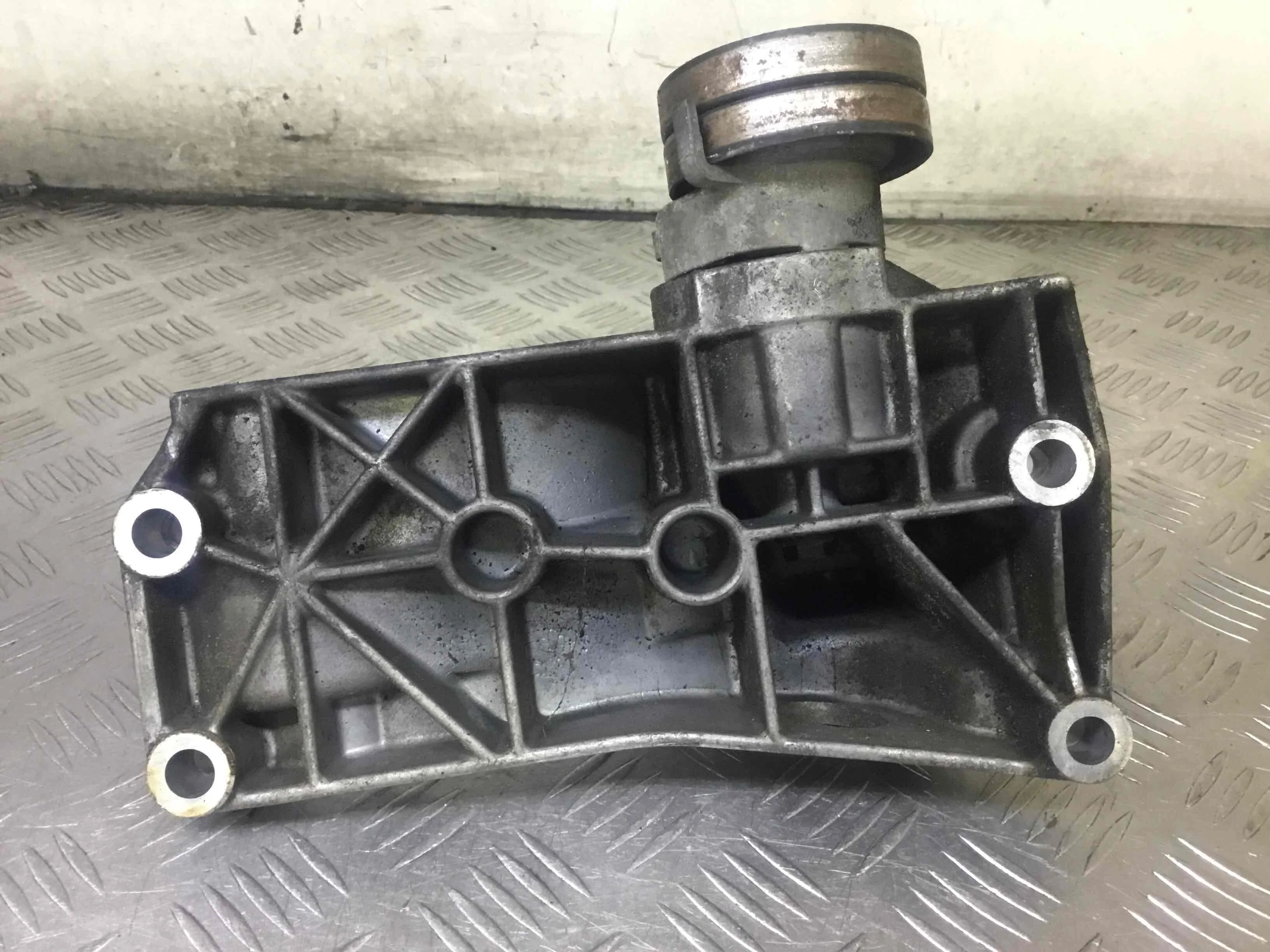 Натяжитель ремня генератора Volkswagen Polo 3 поколение (1994-2001) бензин 1.6 i Механика Седан