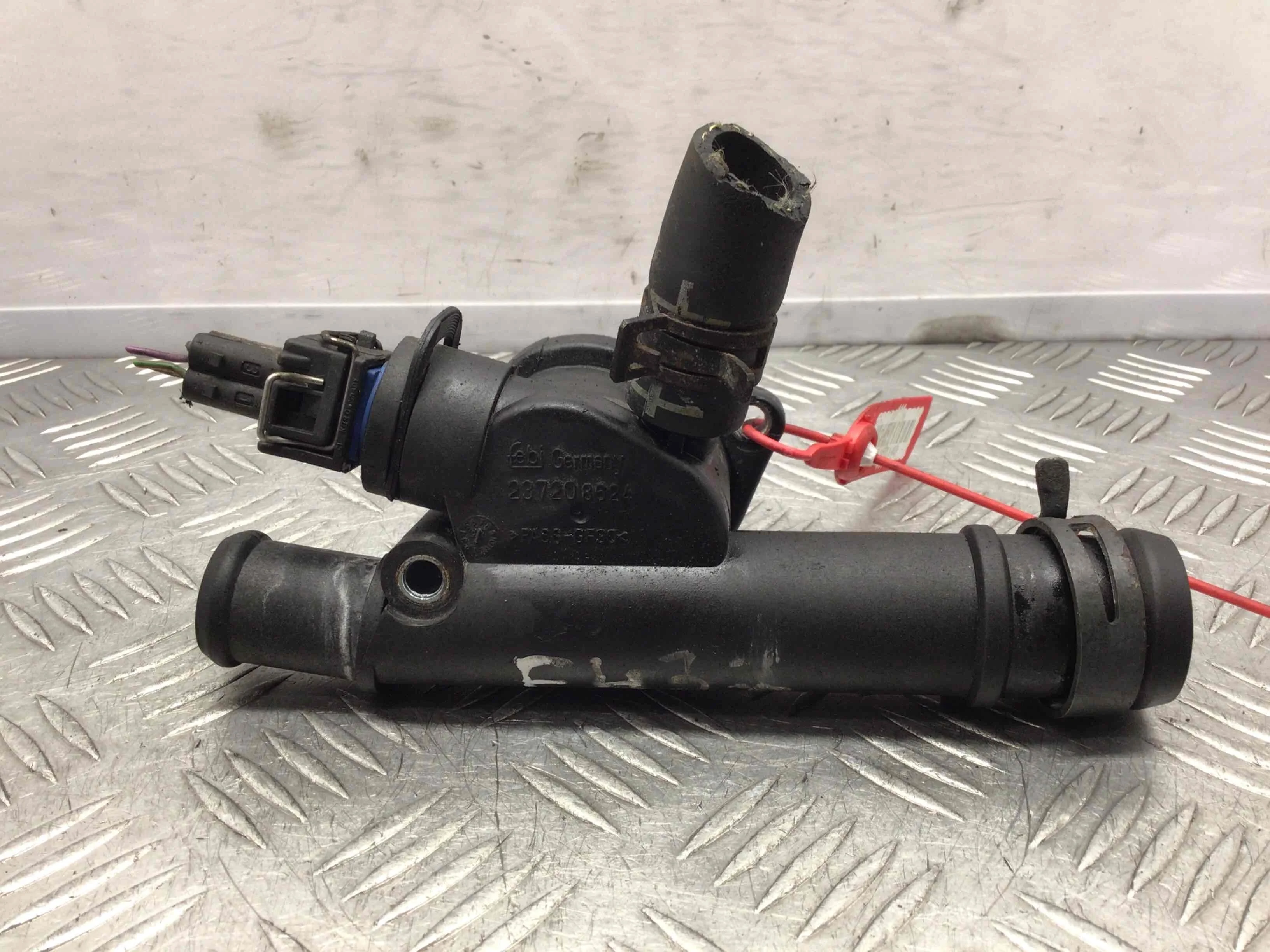 Фланец (тройник) системы охлаждения Volkswagen Passat B6 (2005-2010) дизель 2.0 TDI DSG Универсал