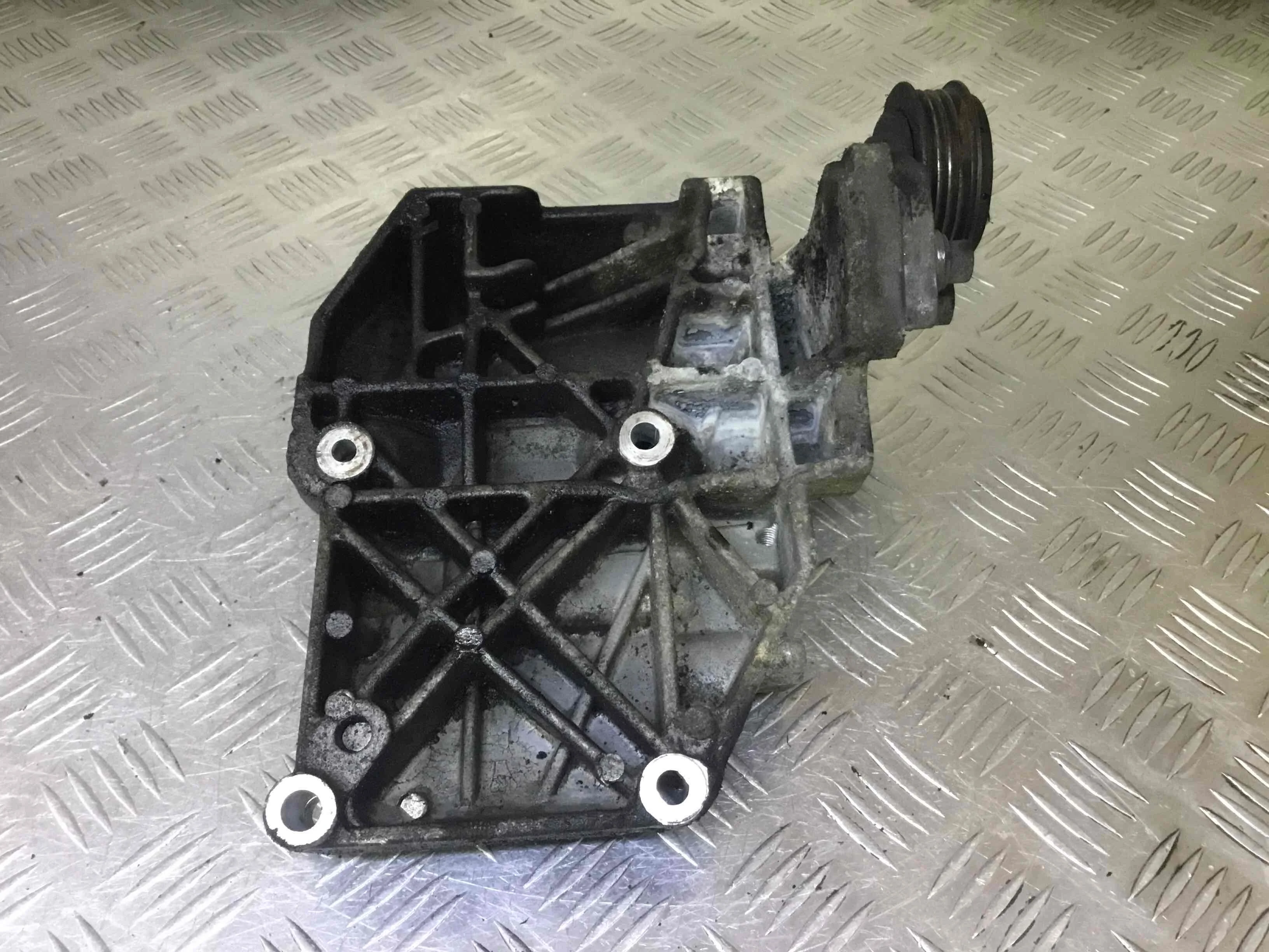 Кронштейн компрессора кондиционера Volkswagen Passat B5+ [рестайлинг] (2000-2005) дизель 1.9 DTI Механика Седан