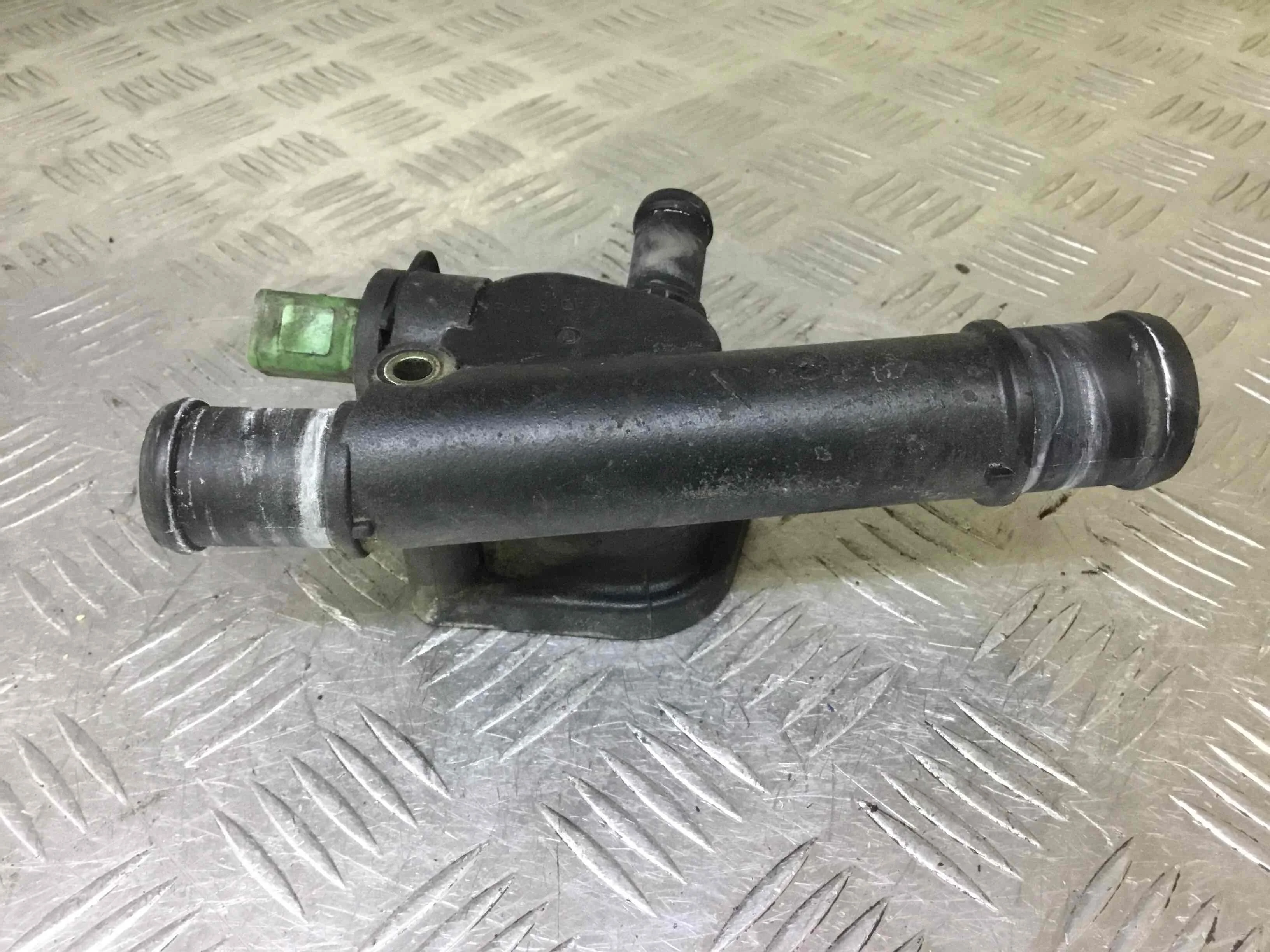 Фланец (тройник) системы охлаждения Audi A3 8L (1996-2000) дизель 1.9 TDI Механика Х/б