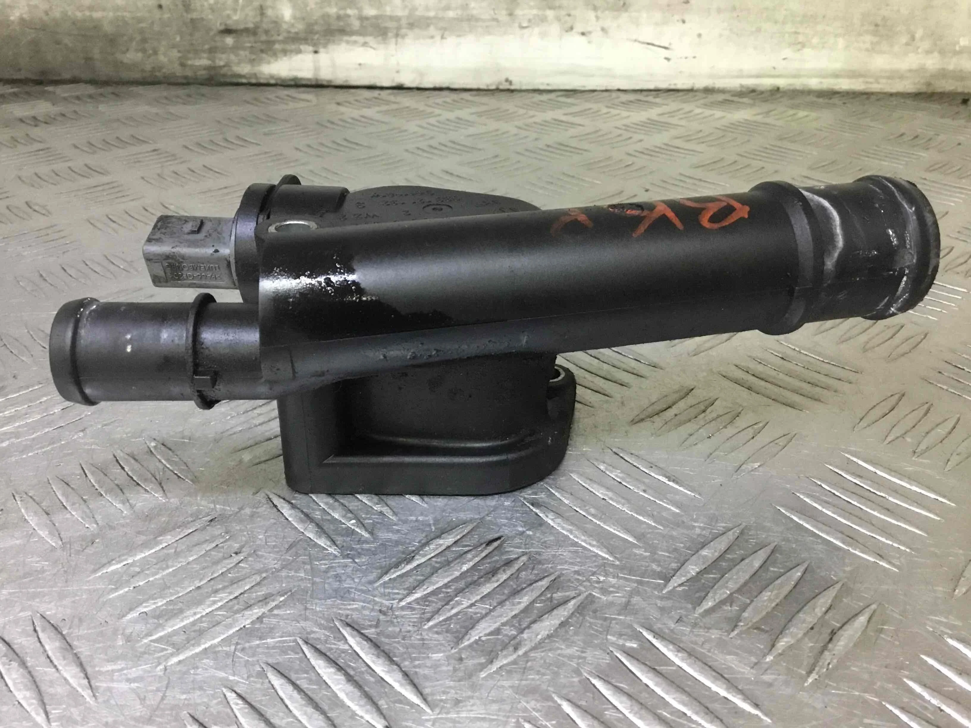 Фланец (тройник) системы охлаждения Volkswagen Passat B6 (2005-2010) дизель 2.0 TDI DSG Седан