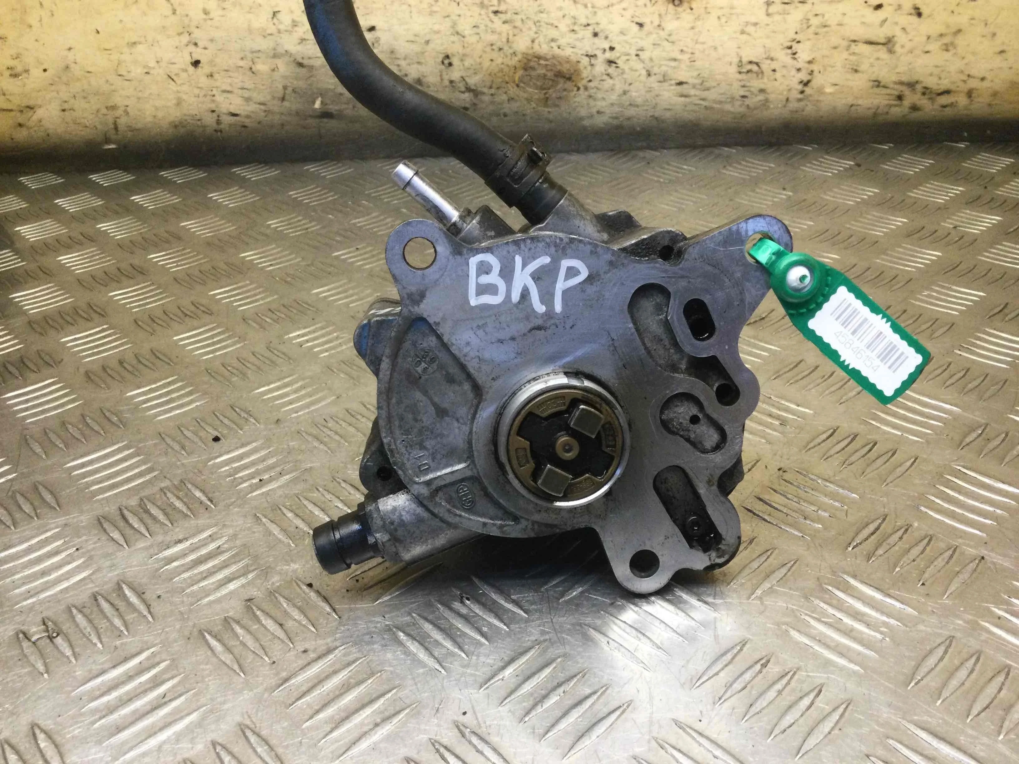 Насос вакуумный Volkswagen Passat B6 (2005-2010) дизель 2.0 TDI Механика Седан