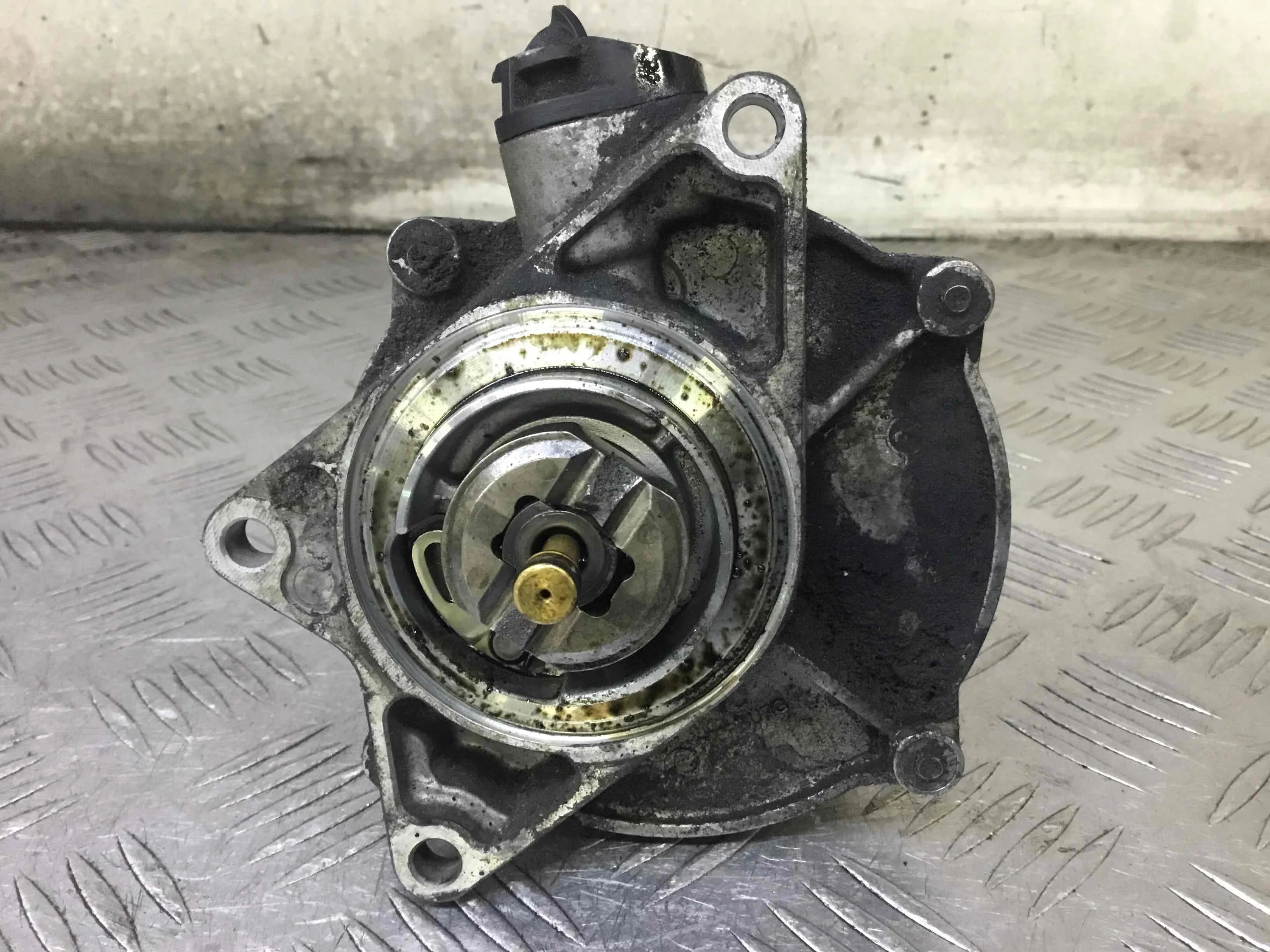 Насос вакуумный Audi A6 C5/4B (1997-2004) дизель 2.5 TDI Вариатор Седан