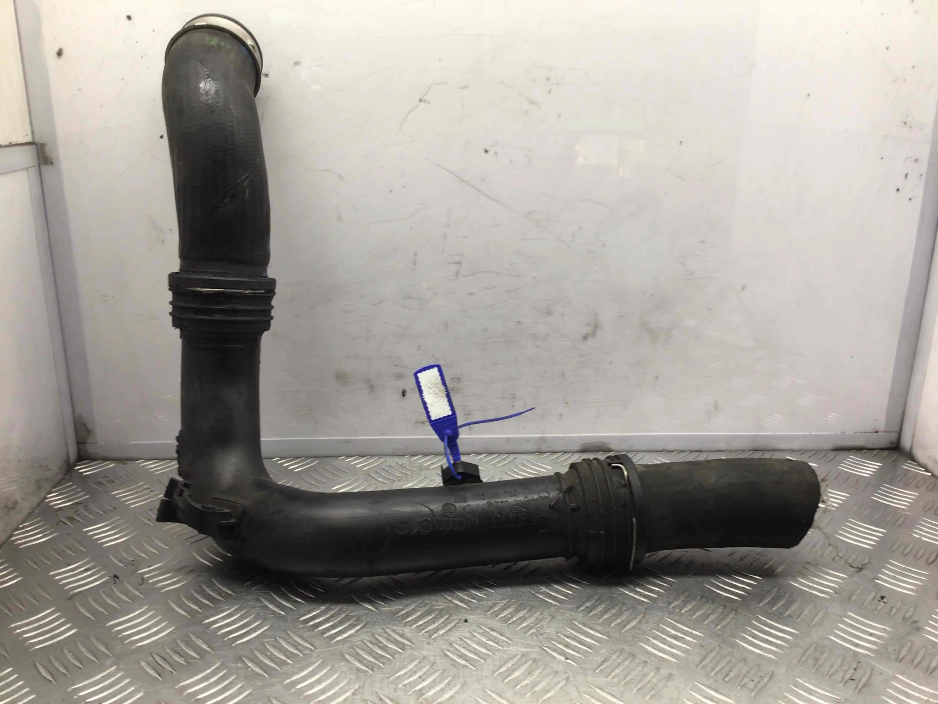 Патрубок интеркулера Volkswagen Passat B6 (2005-2010) дизель 2.0 TDI Механика Седан