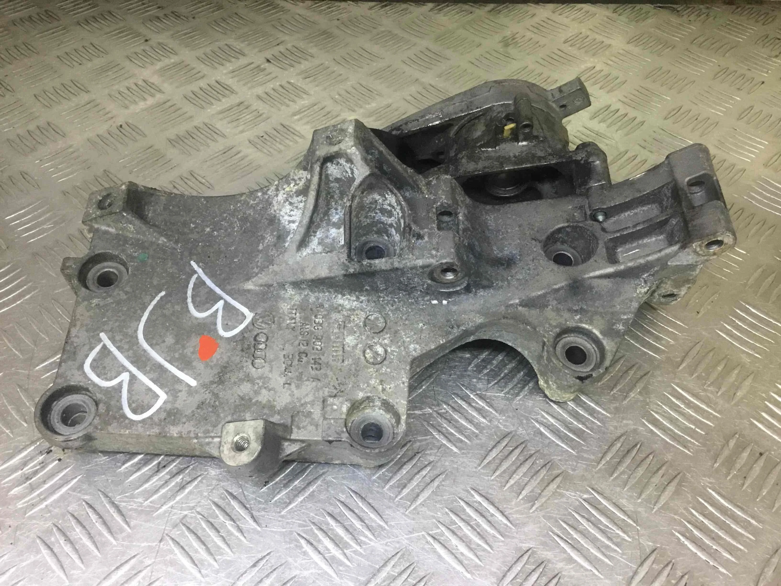 Кронштейн генератора Volkswagen Caddy 3 поколение (2004-2010) дизель 1.9 TDI  Фургон