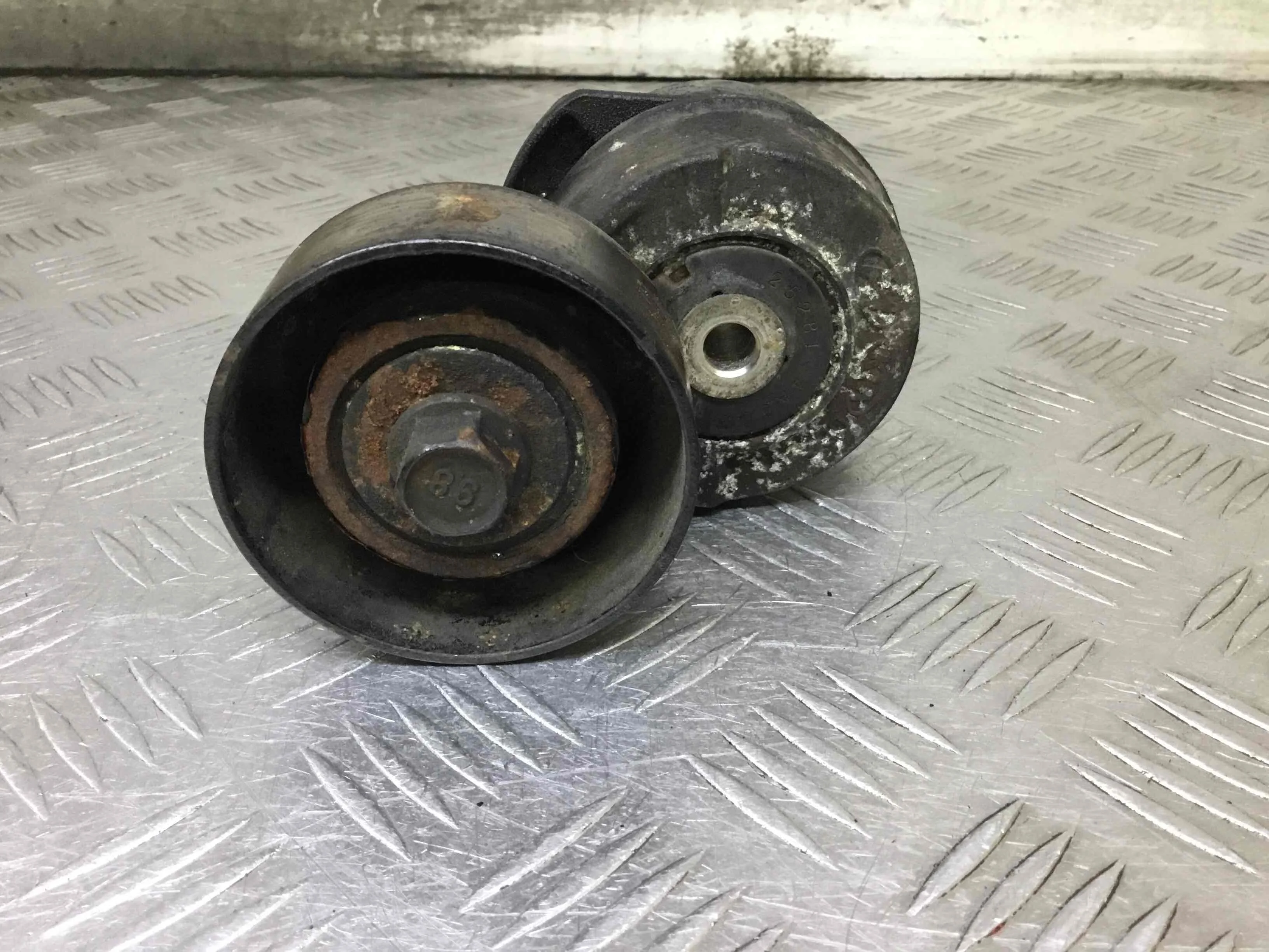 Натяжитель ремня генератора Kia Sorento 1 поколение (2002-2006) дизель 2.5 CRDi Автомат