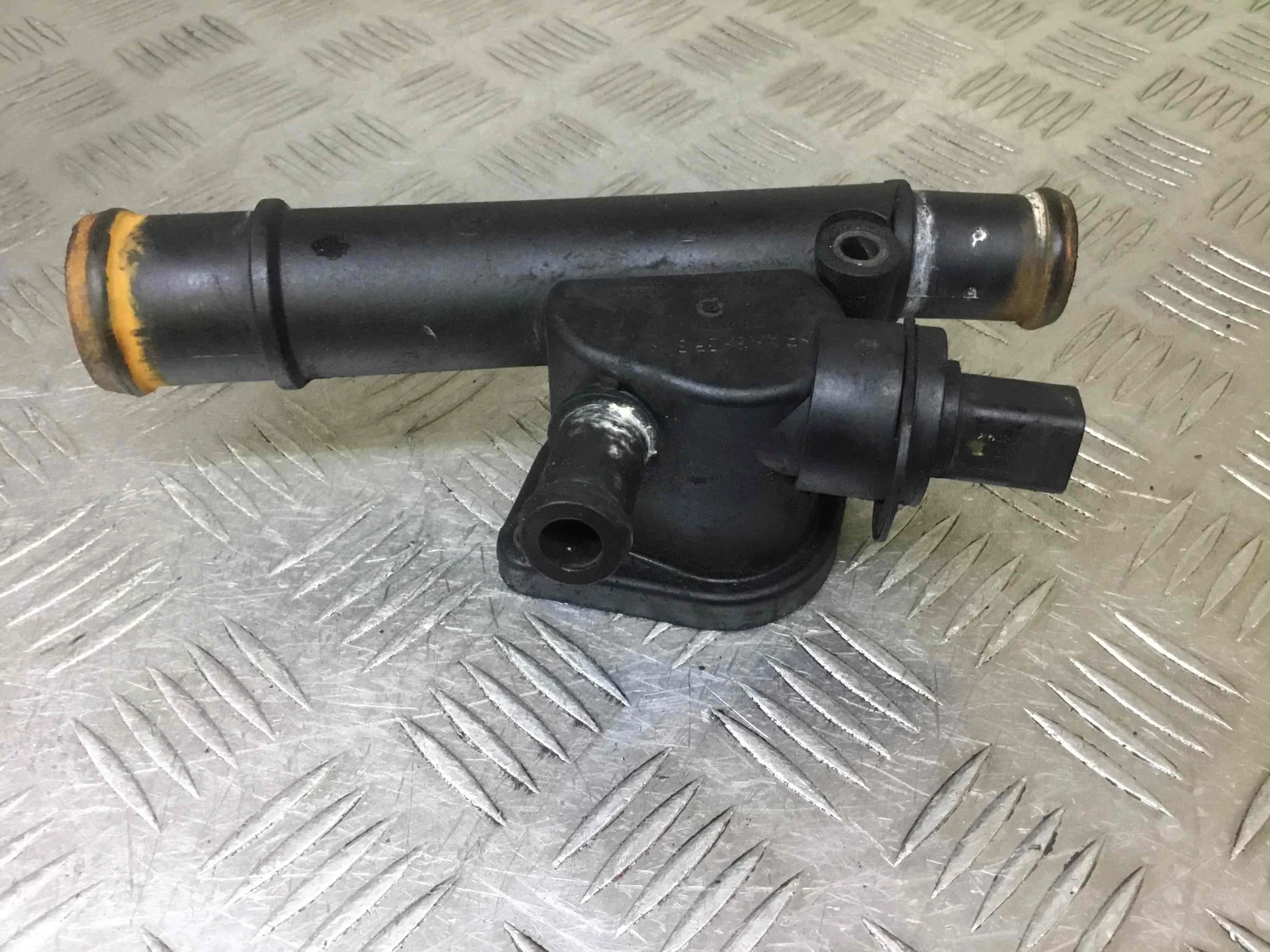 Фланец (тройник) системы охлаждения Volkswagen Golf 4 поколение (1997-2004) дизель 1.9 TDI Механика Х/б