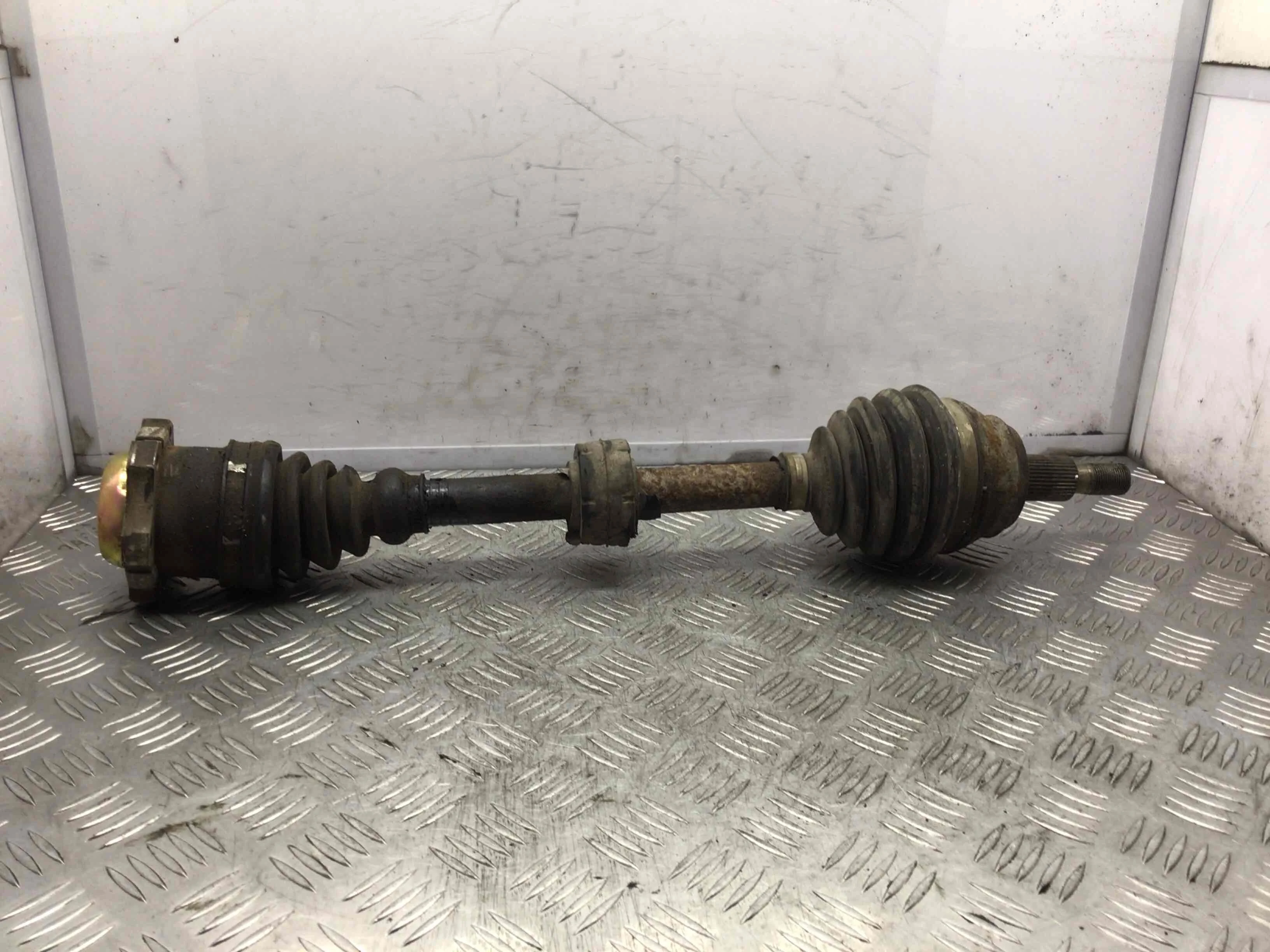 Полуось передняя левая (приводной вал, ШРУС) Volkswagen Golf 4 поколение (1997-2004) бензин 1.4 i Механика Х/б