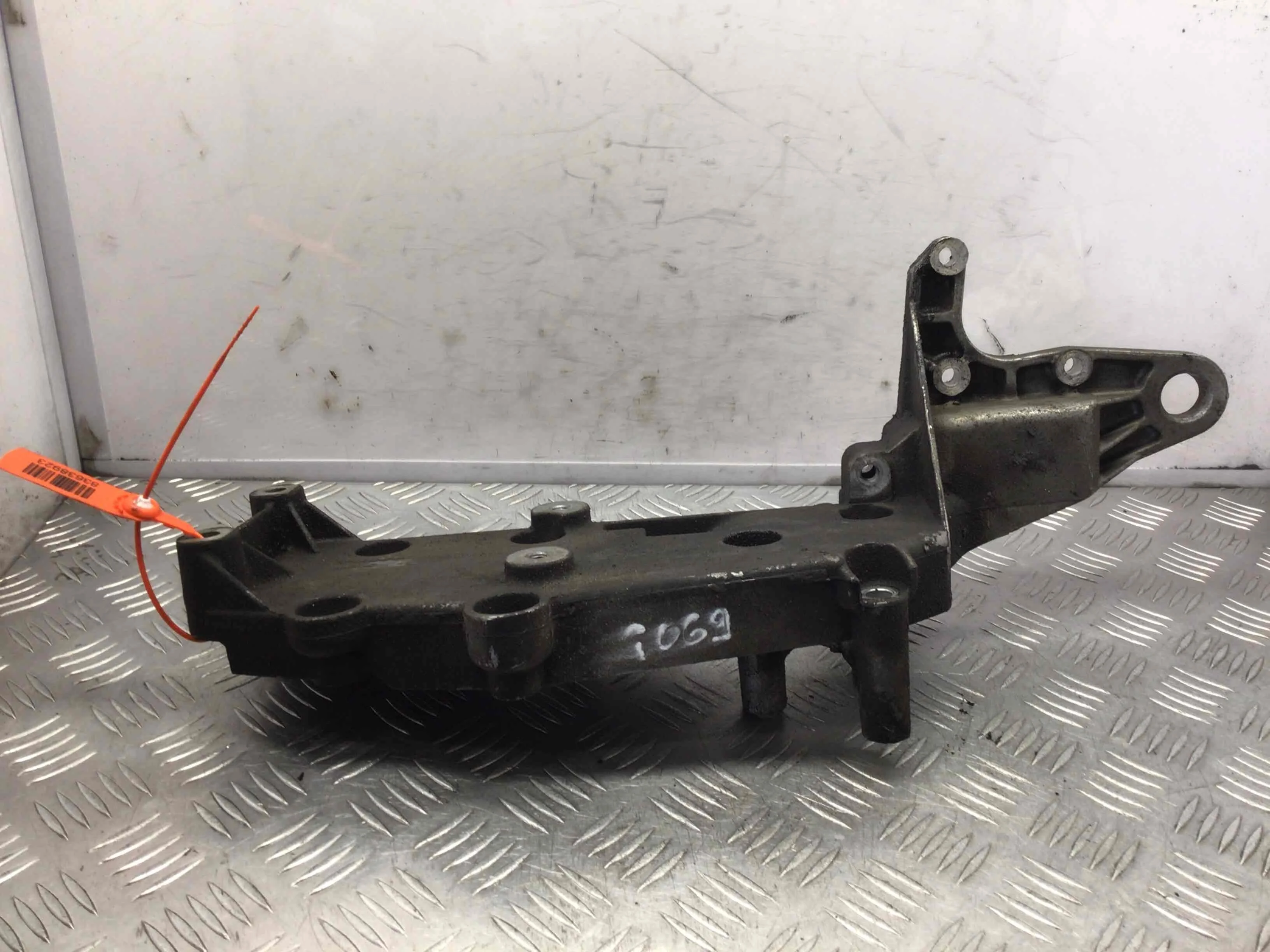 Кронштейн генератора Volvo V70 2 поколение (2000-2005) бензин 2.4 i Механика Универсал