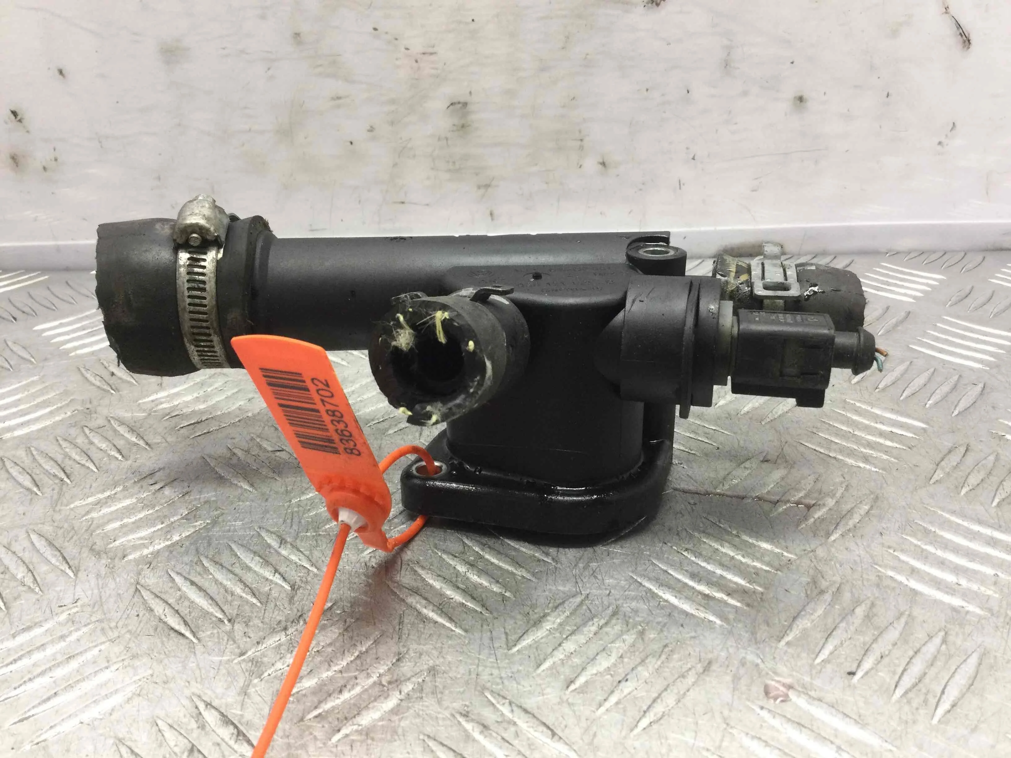 Фланец (тройник) системы охлаждения Skoda Fabia 2 поколение (2007-2010) дизель 1.4 TDI Механика Х/б