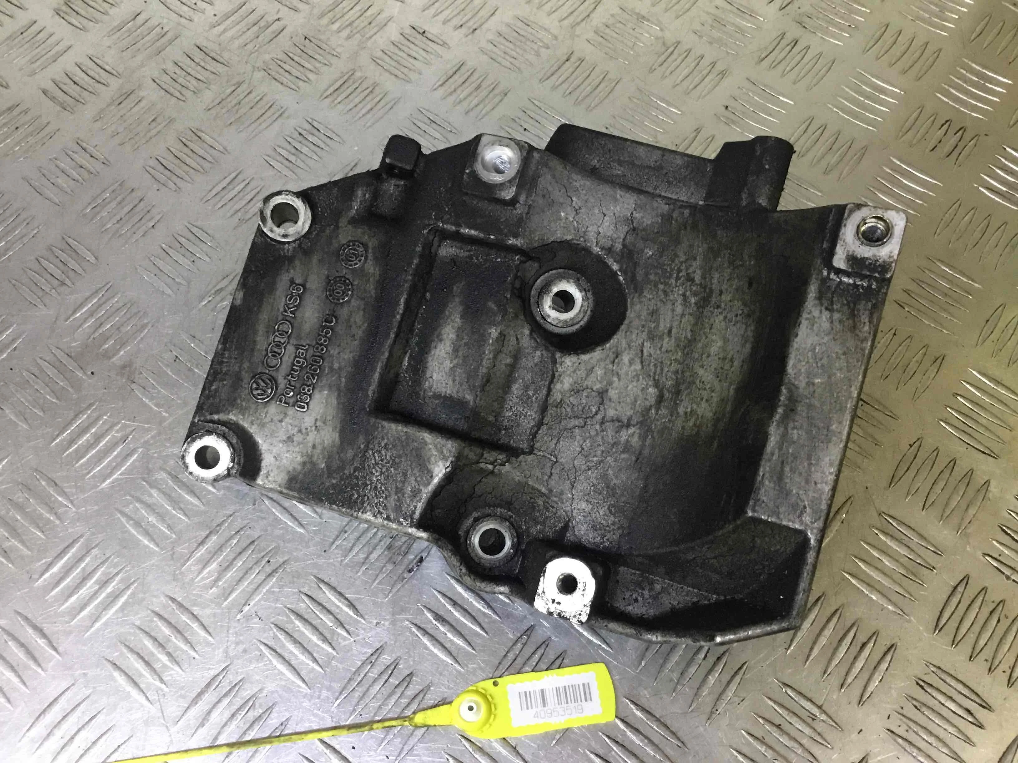 Кронштейн компрессора кондиционера Volkswagen Passat B5+ [рестайлинг] (2000-2005) дизель 1.9 TDI Механика Седан