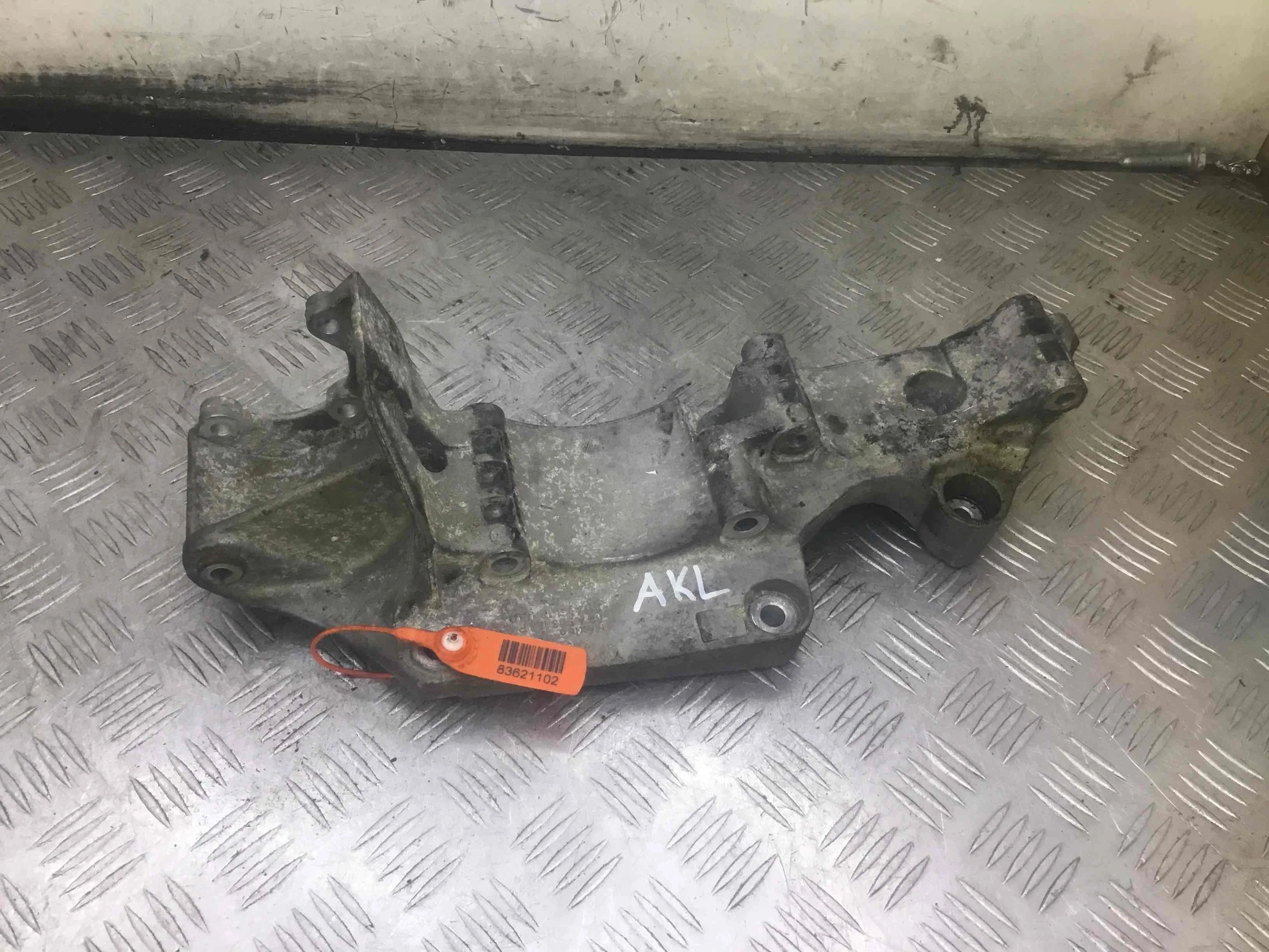 Кронштейн генератора Volkswagen Golf 4 поколение (1997-2004) бензин 1.6 i Механика Х/б