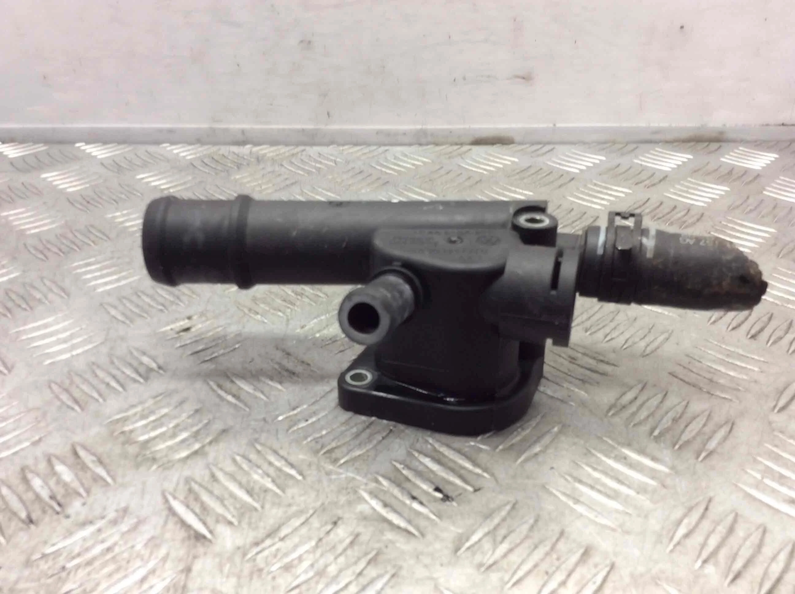 Фланец (тройник) системы охлаждения Volkswagen Golf 4 поколение (1997-2004) дизель 1.9 TDI Механика Седан