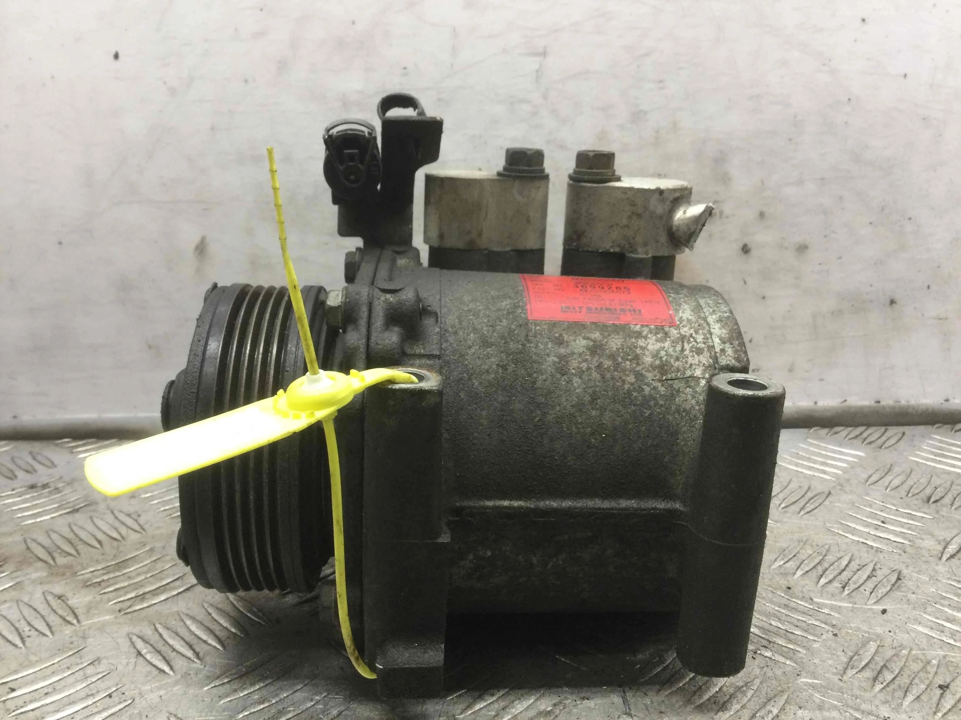 Компрессор кондиционера Mitsubishi Colt 5 поколение 1995 - 2003 бензин 1.3 i Механика Купе