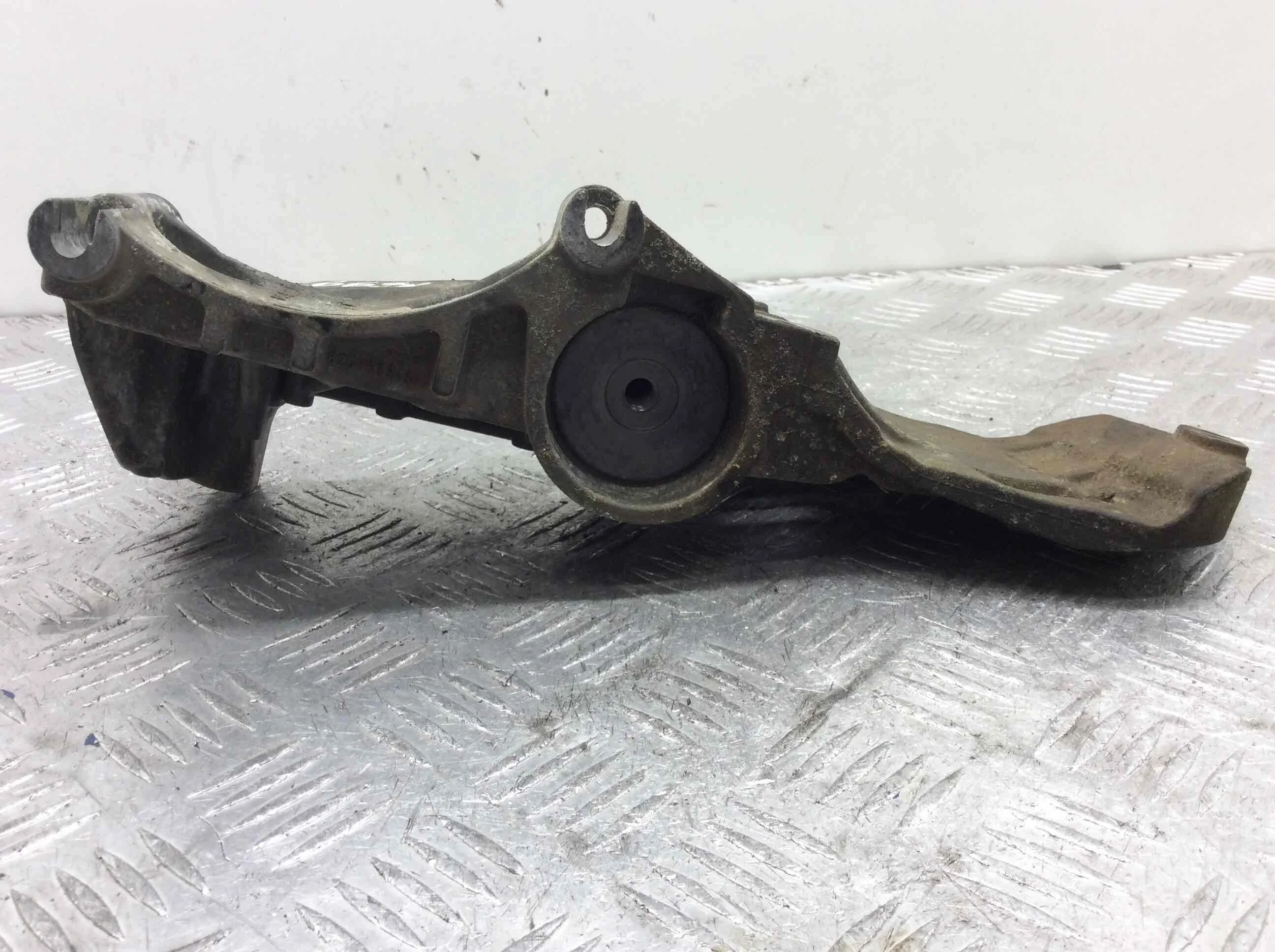 Кронштейн генератора Nissan Juke 1 поколение 2010 - 2014 дизель 1.5 dCi Механика Х/б