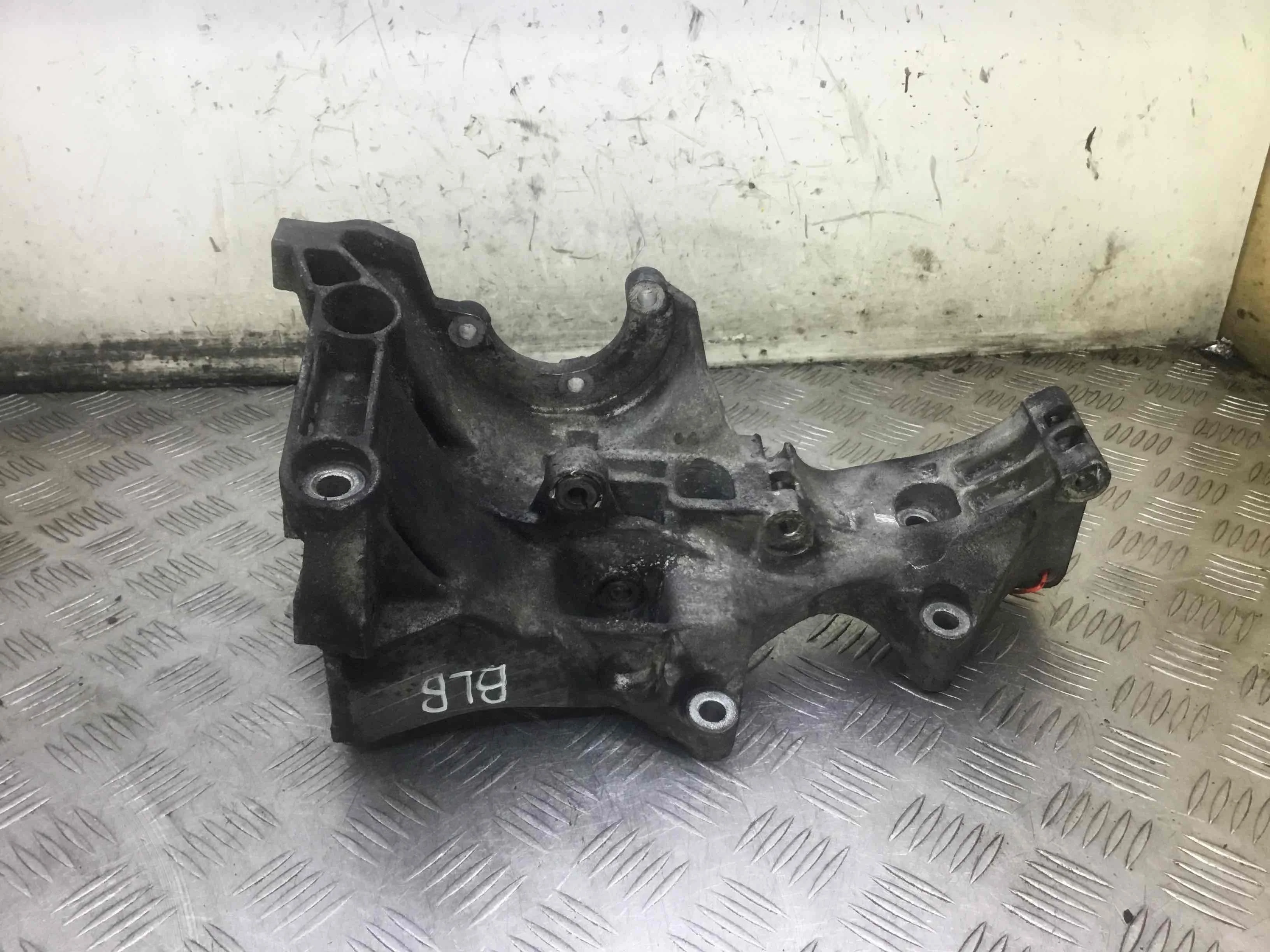 Кронштейн генератора Audi A4 B7 (2004-2008) дизель 2.0 TDI Механика Седан