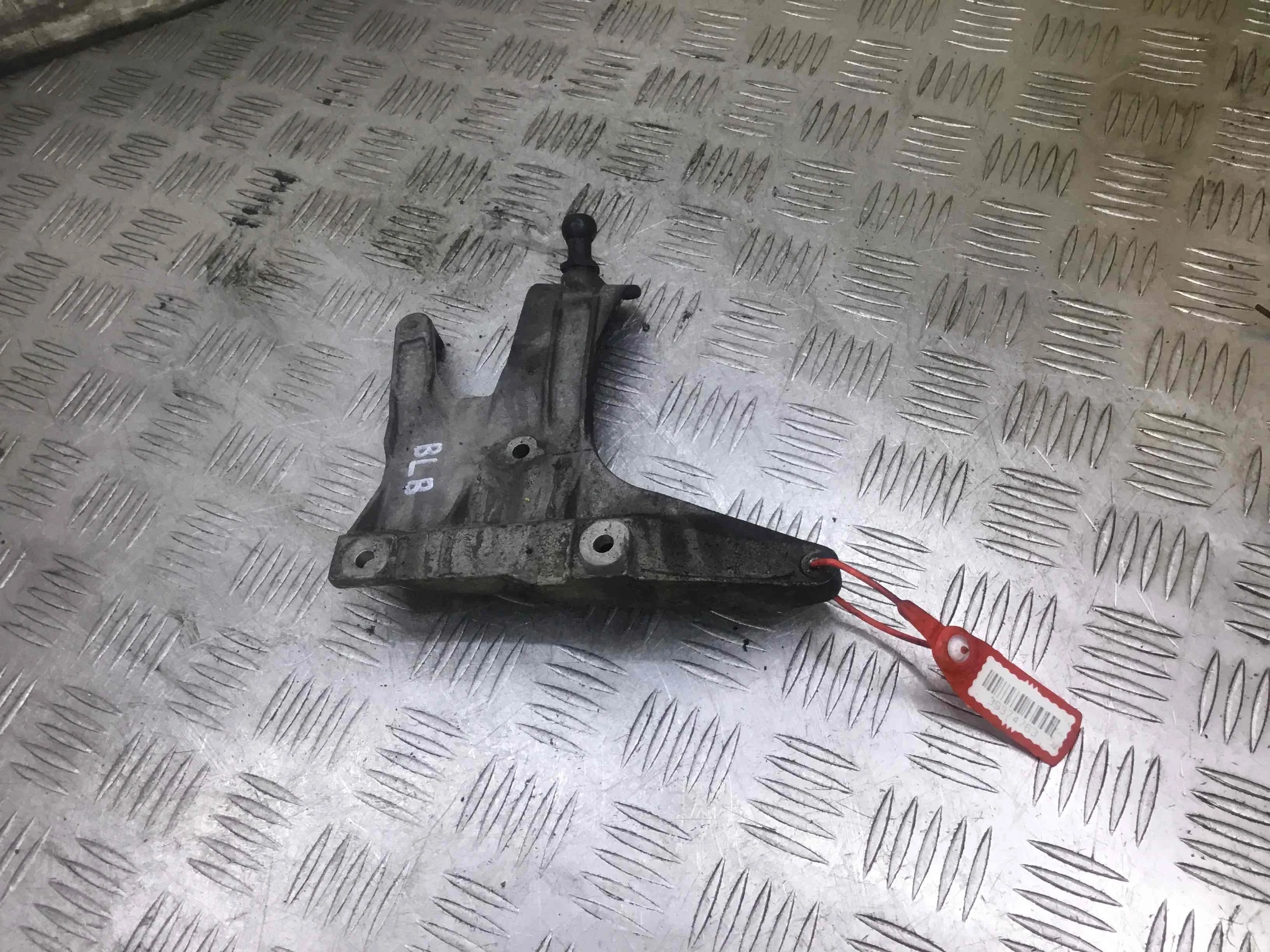 Кронштейн впускного коллектора Audi A4 B7 (2004-2008) дизель 2.0 TDI Механика Седан