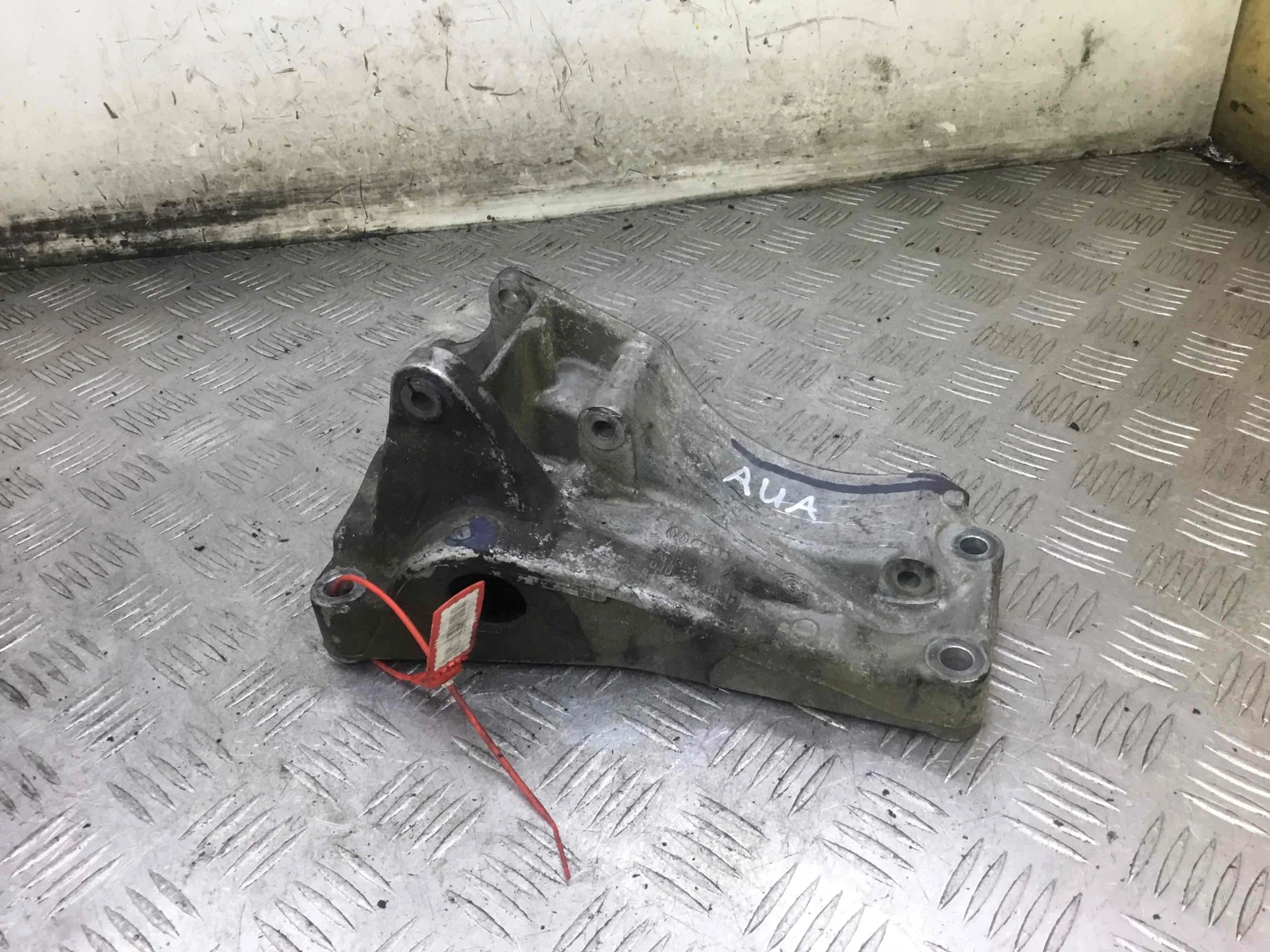 Кронштейн генератора Volkswagen Polo 3 поколение (1994-2001) бензин 1.4 i Механика Х/б