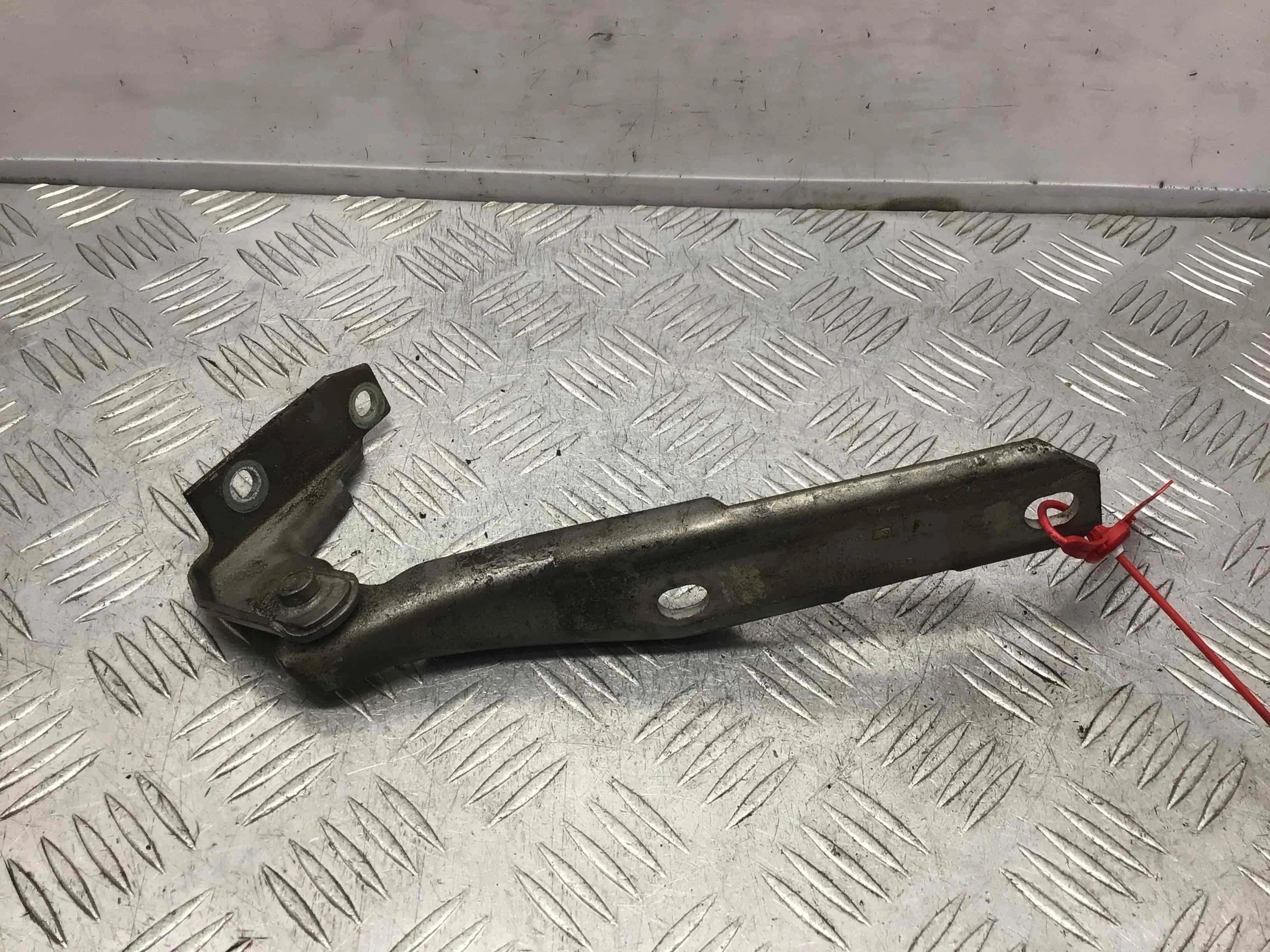 Петля капота левая Audi A6 C6/4F (2004-2008) дизель 3.0 TDI Механика Универсал