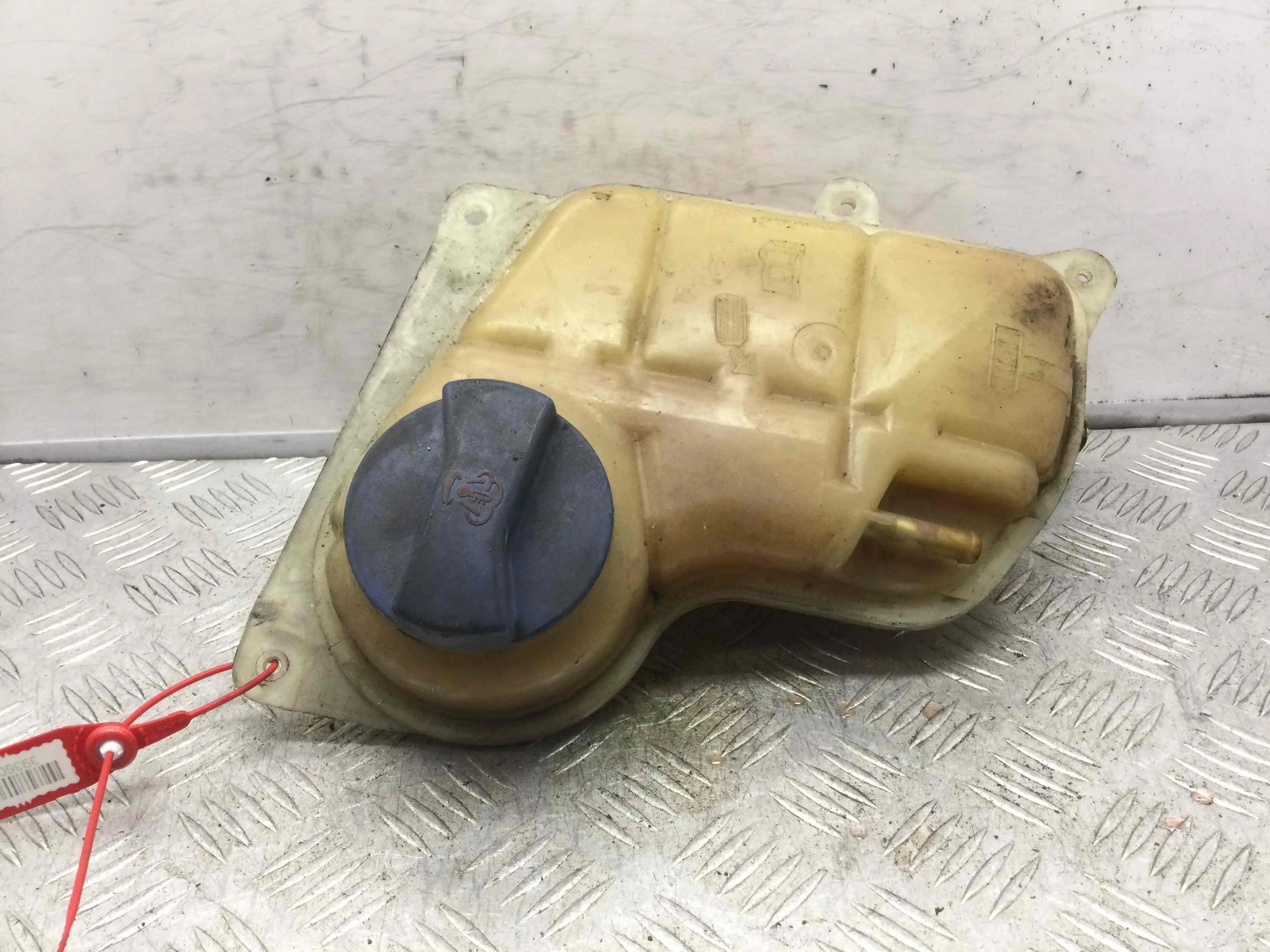 Бачок расширительный Volkswagen Passat B5 (1996-2000) бензин 1.6 i Механика Седан