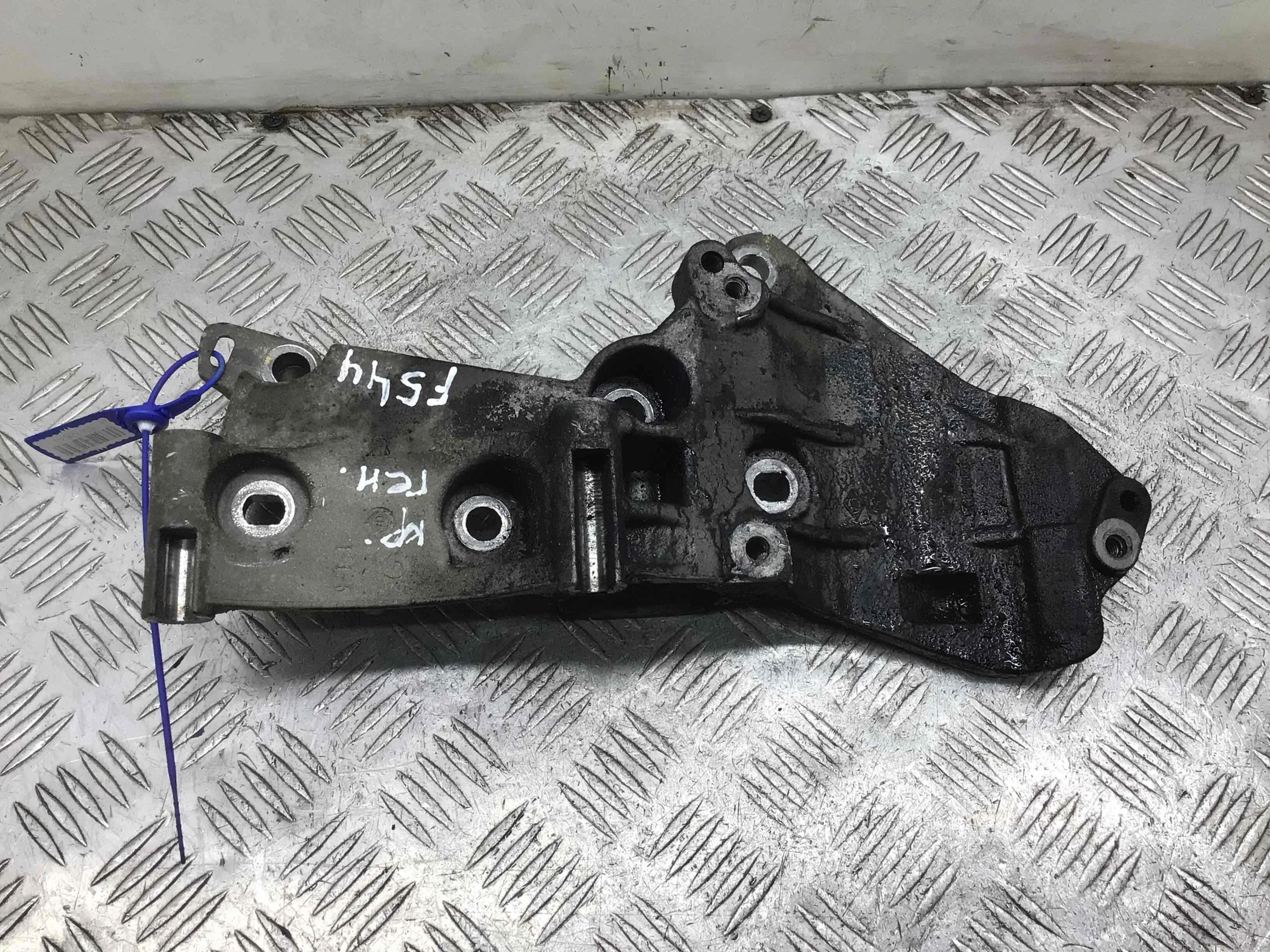 Кронштейн генератора Renault Megane 2 поколение (2002-2006) дизель 1.5 dCi Механика Универсал